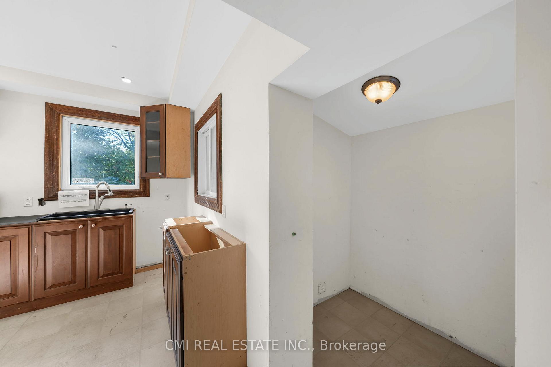 Photo 16 of 43 Perry Street, Barrie, Queen's Park — HOMEH