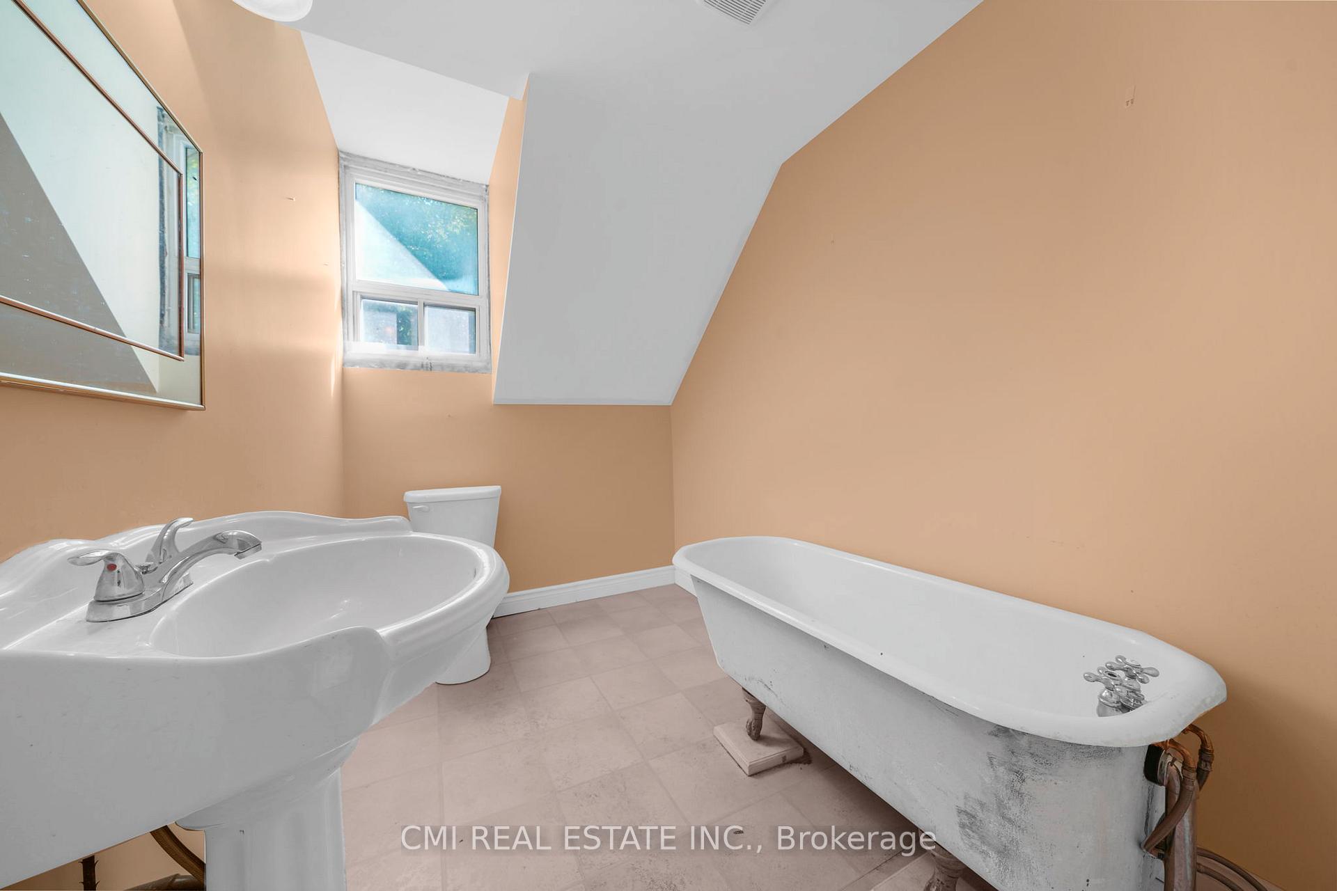 Photo 25 of 43 Perry Street, Barrie, Queen's Park — HOMEH