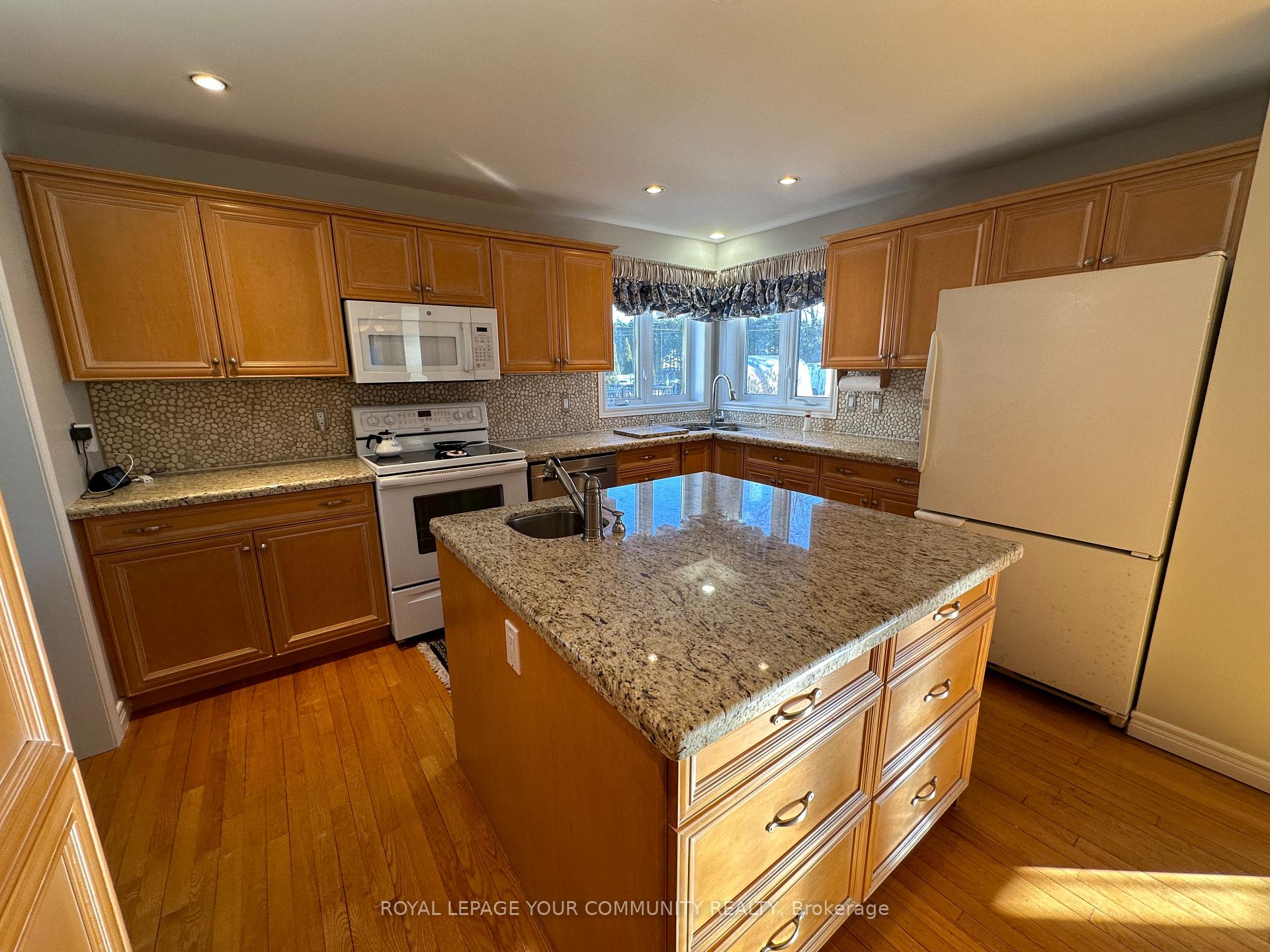 Photo 7 of 203 Lake Drive E, Georgina, Historic Lakeshore Communities — HOMEH