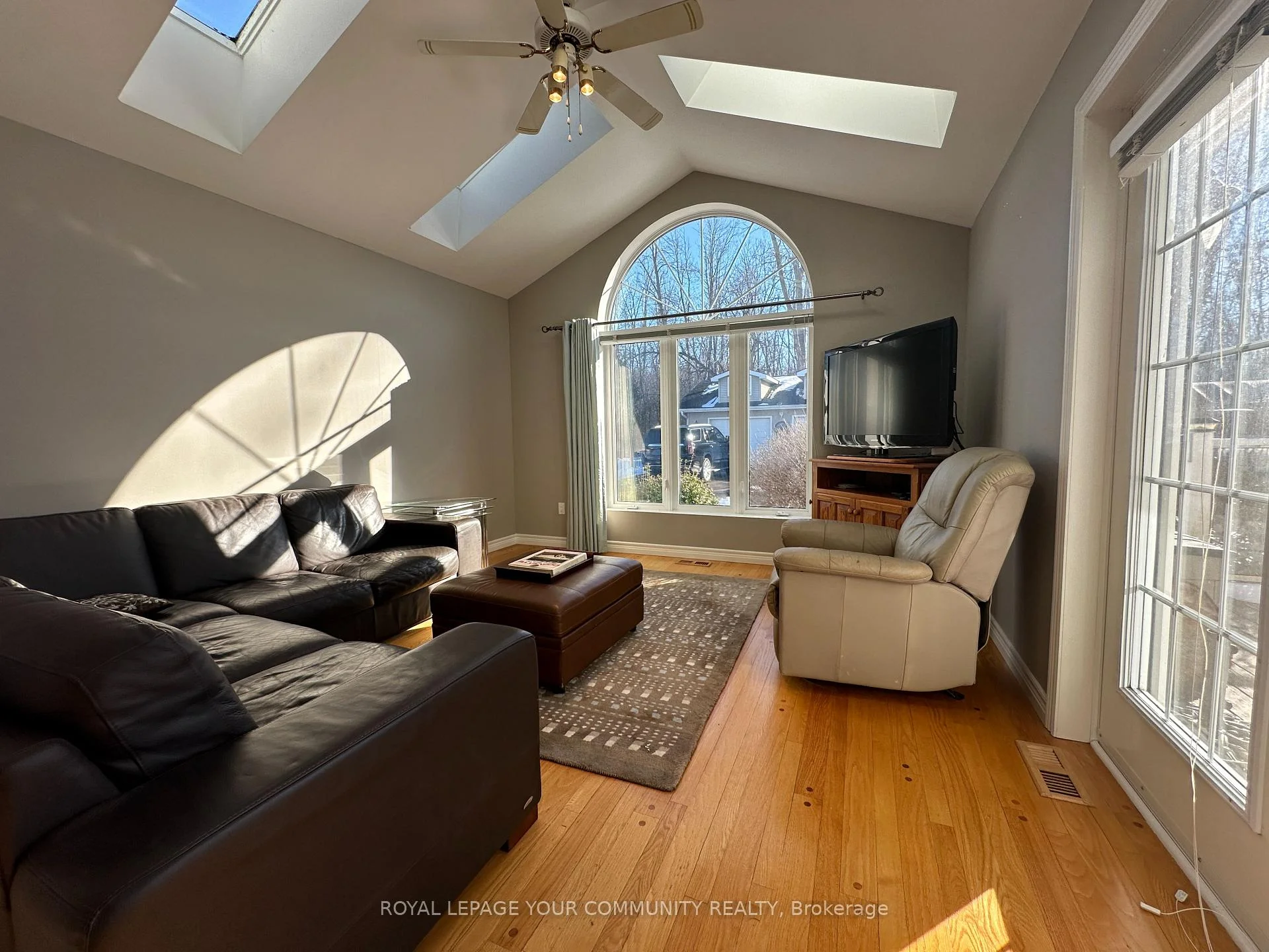 Photo 11 of 203 Lake Drive E, Georgina, Historic Lakeshore Communities — HOMEH