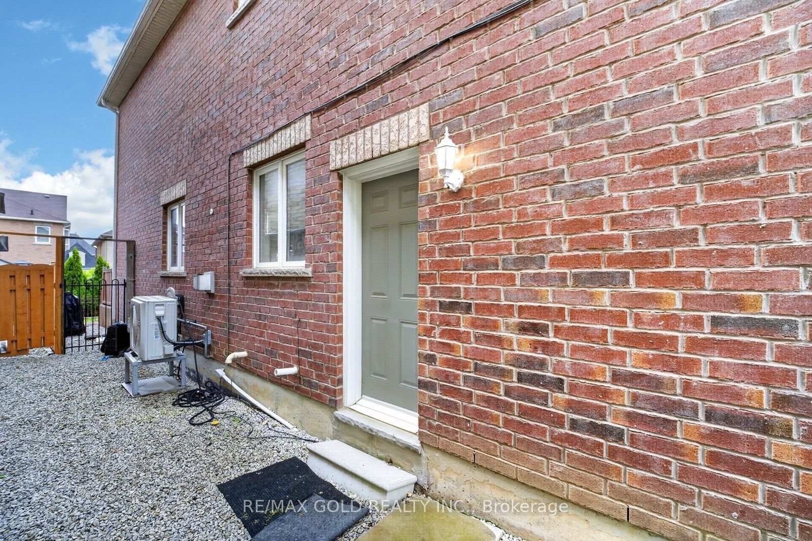 Photo 2 of 106 Meadowlark Drive, Halton Hills, Georgetown — HOMEH