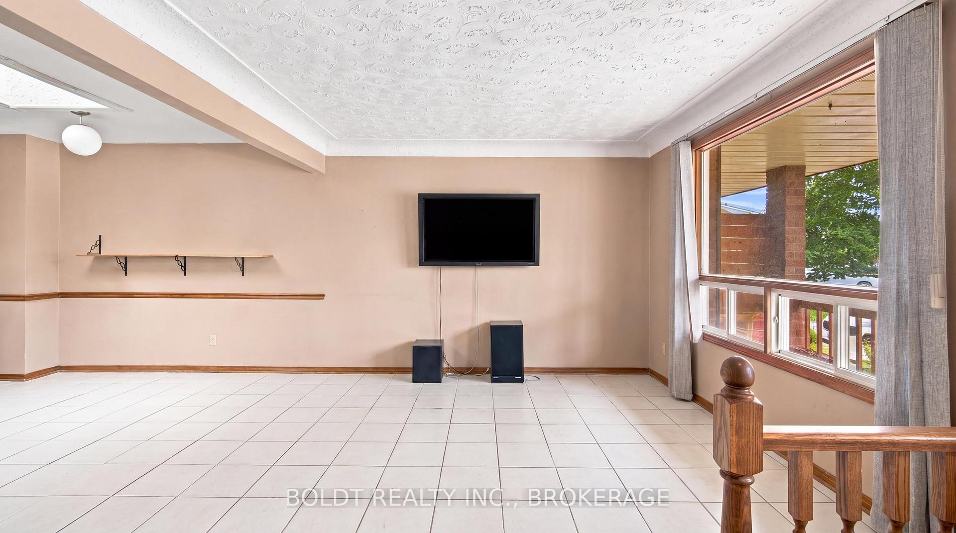 Photo 9 of 44 Culligan Crescent, Thorold, Confederation Heights — HOMEH