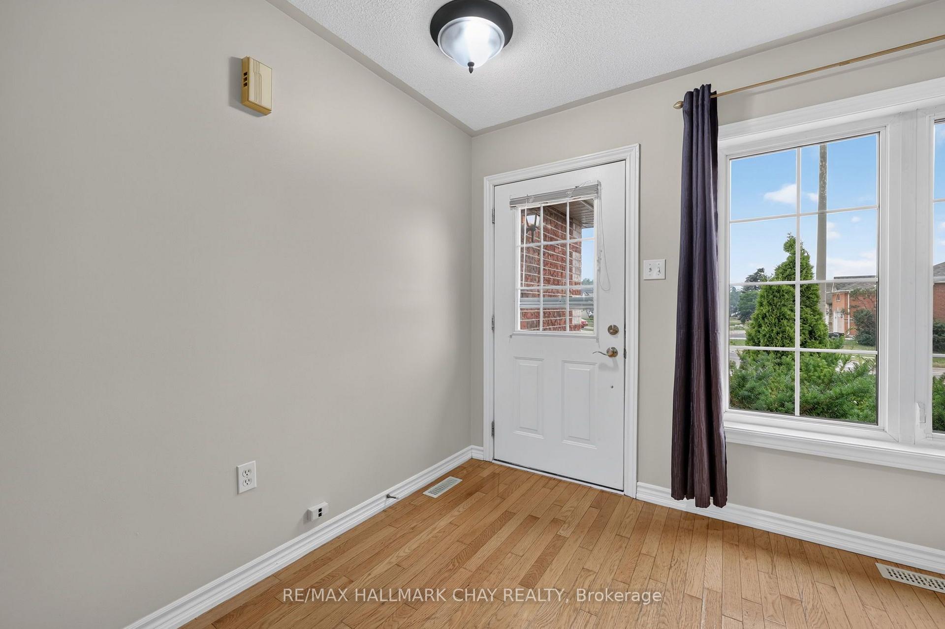 Photo 2 of 39 Hanmer Street E, Barrie, East Bayfield — HOMEH