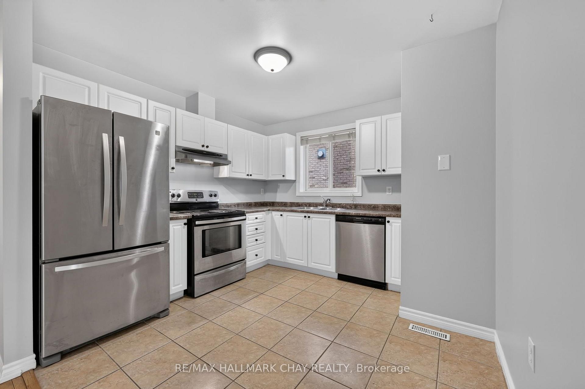 Photo 3 of 39 Hanmer Street E, Barrie, East Bayfield — HOMEH