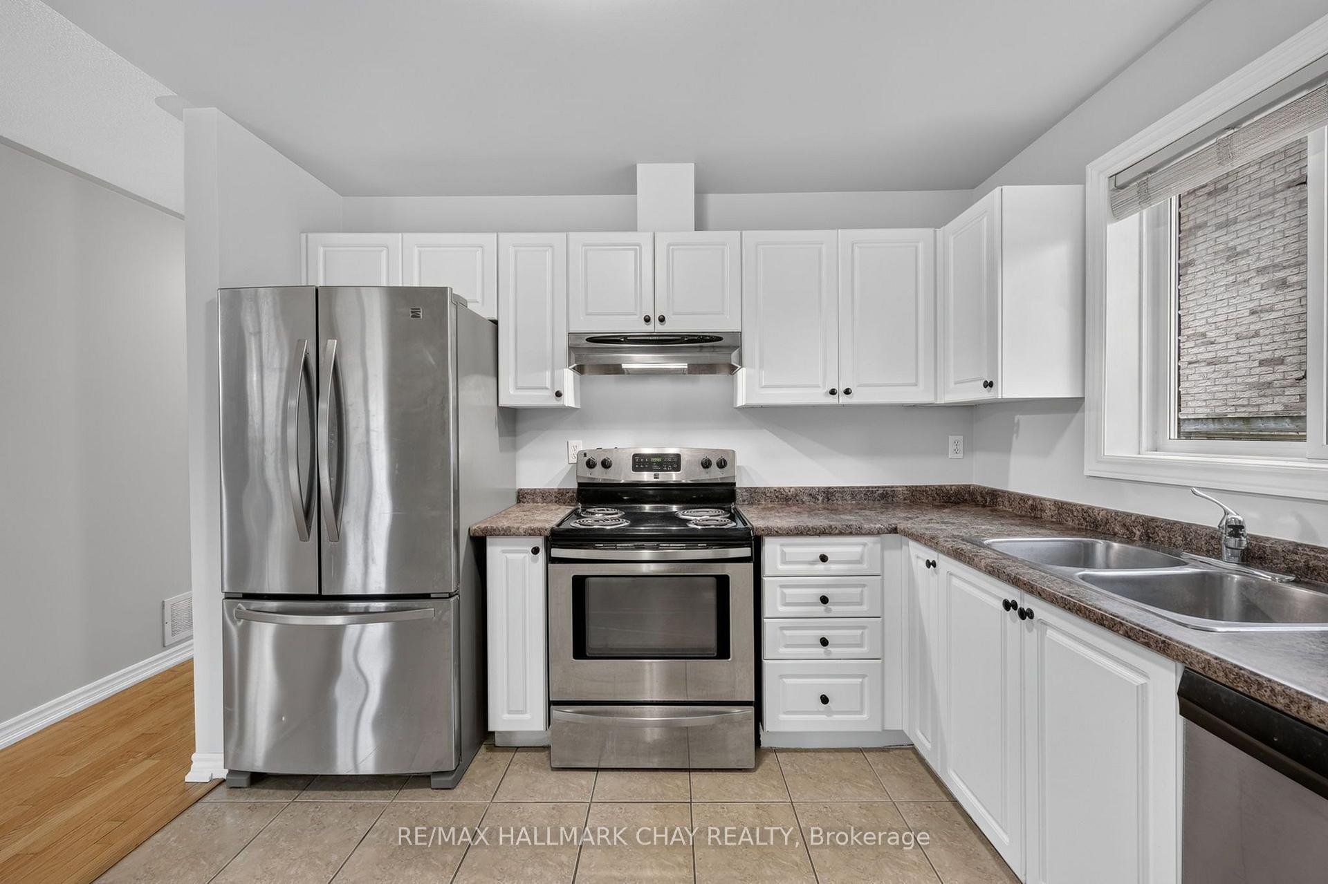 Photo 4 of 39 Hanmer Street E, Barrie, East Bayfield — HOMEH