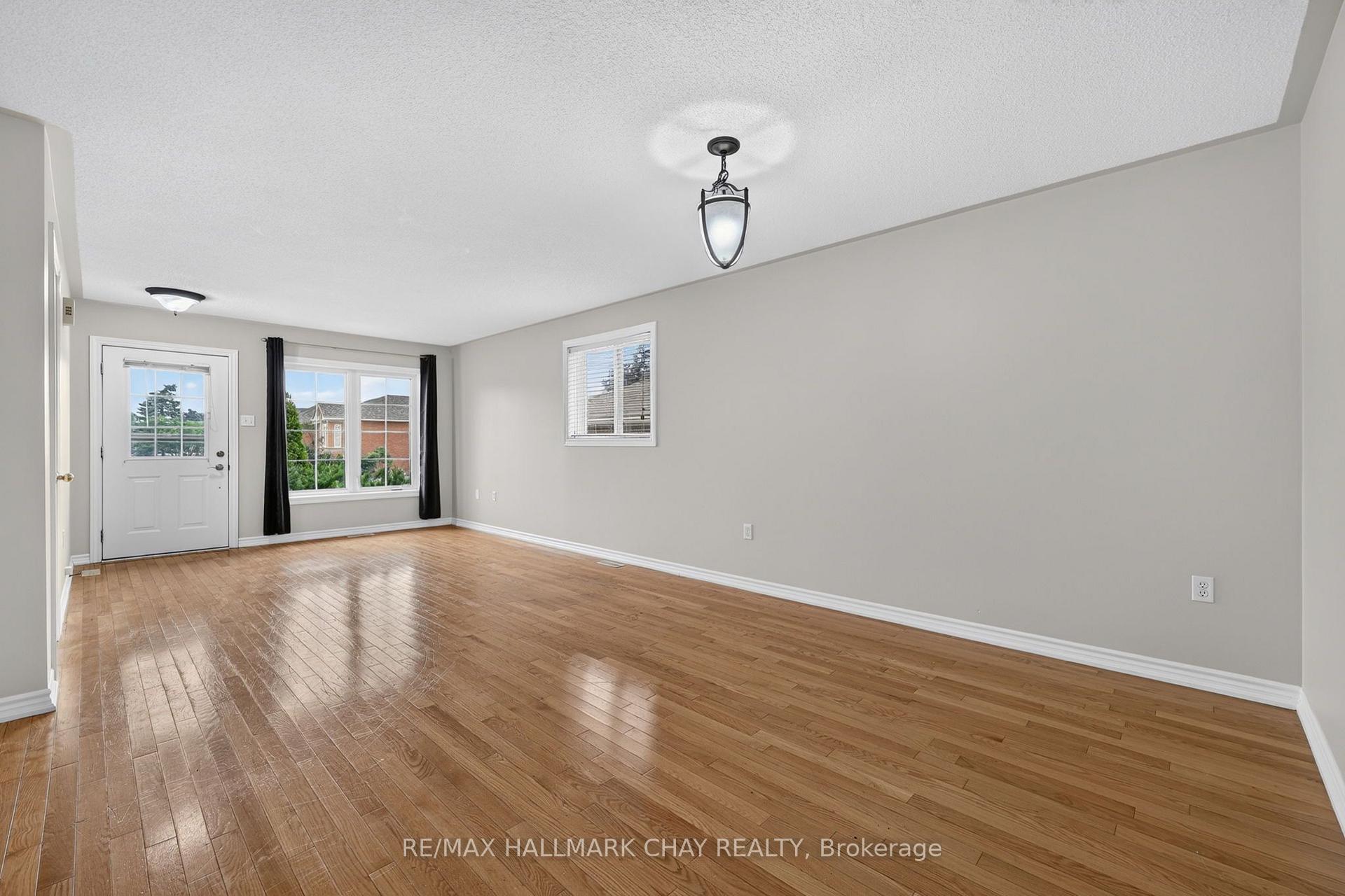 Photo 5 of 39 Hanmer Street E, Barrie, East Bayfield — HOMEH