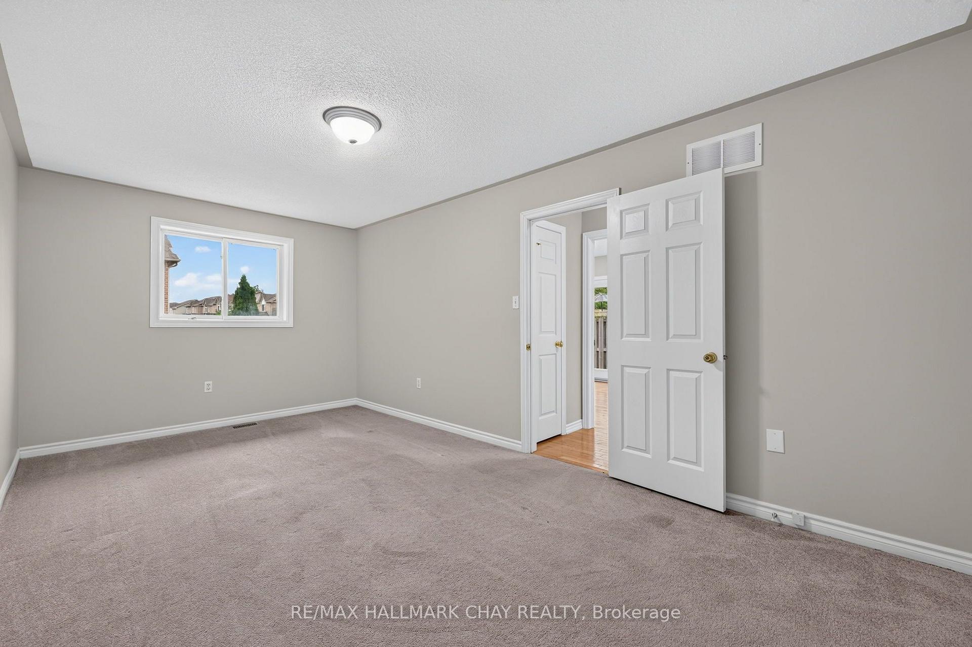 Photo 9 of 39 Hanmer Street E, Barrie, East Bayfield — HOMEH