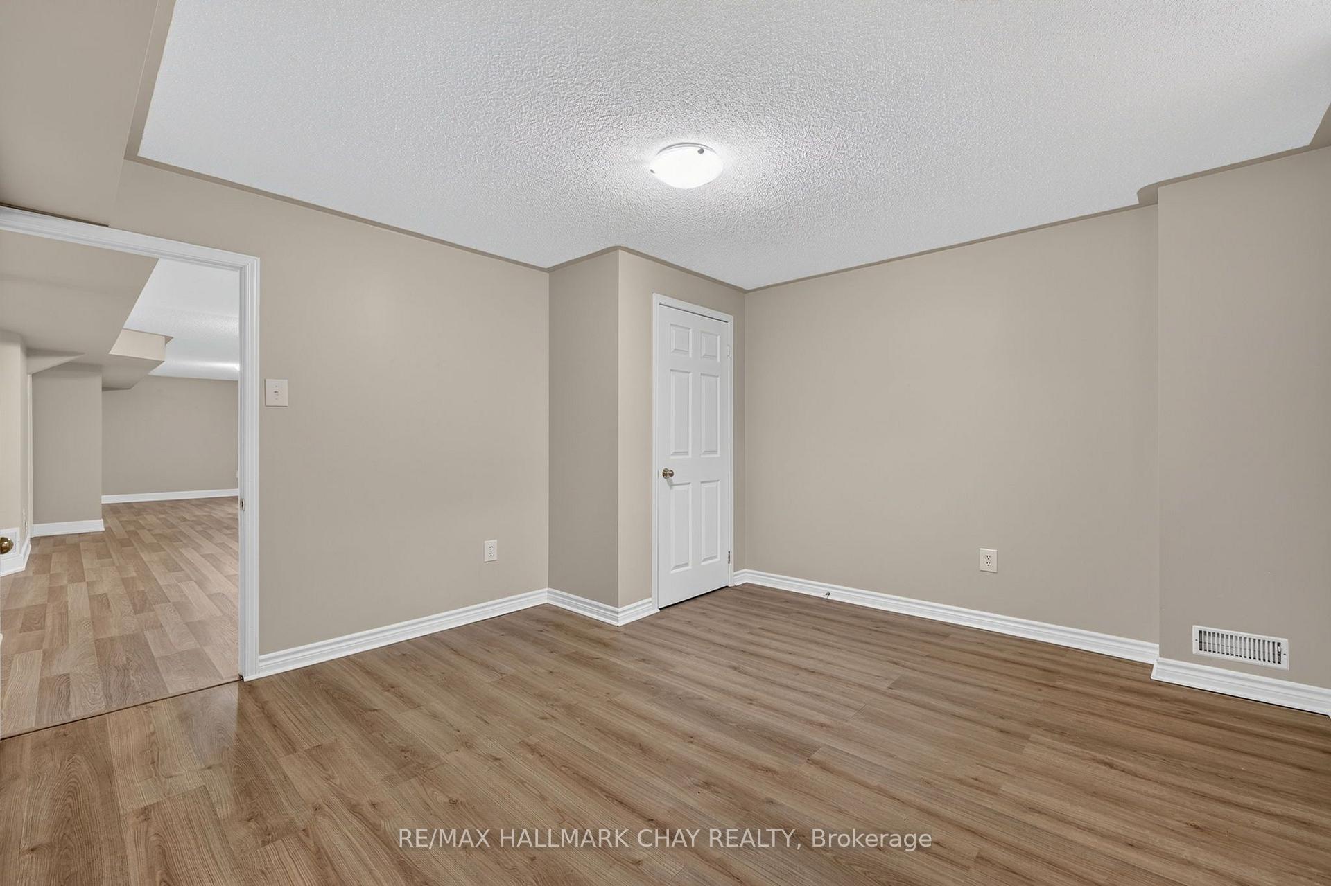 Photo 17 of 39 Hanmer Street E, Barrie, East Bayfield — HOMEH