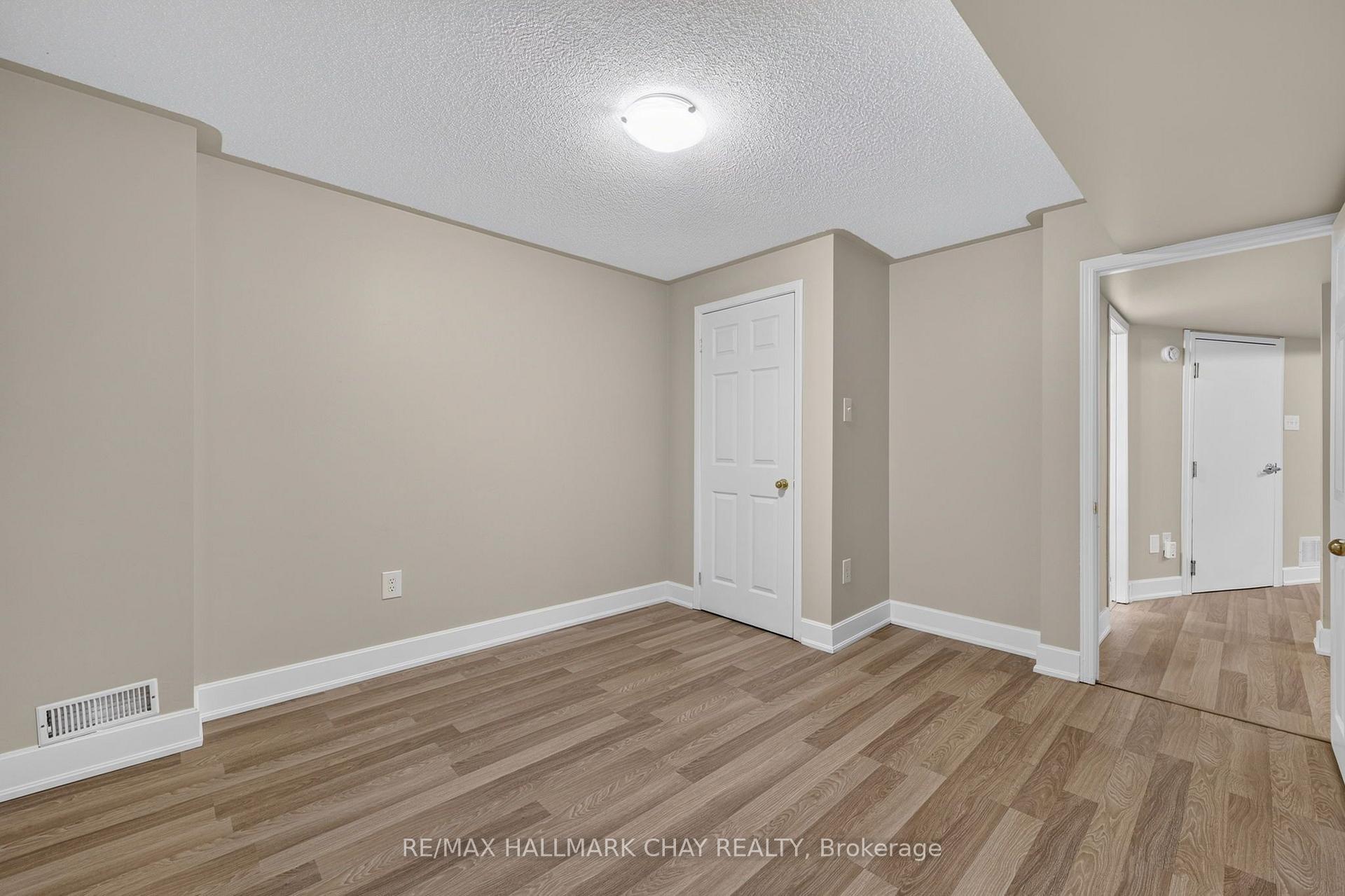 Photo 18 of 39 Hanmer Street E, Barrie, East Bayfield — HOMEH