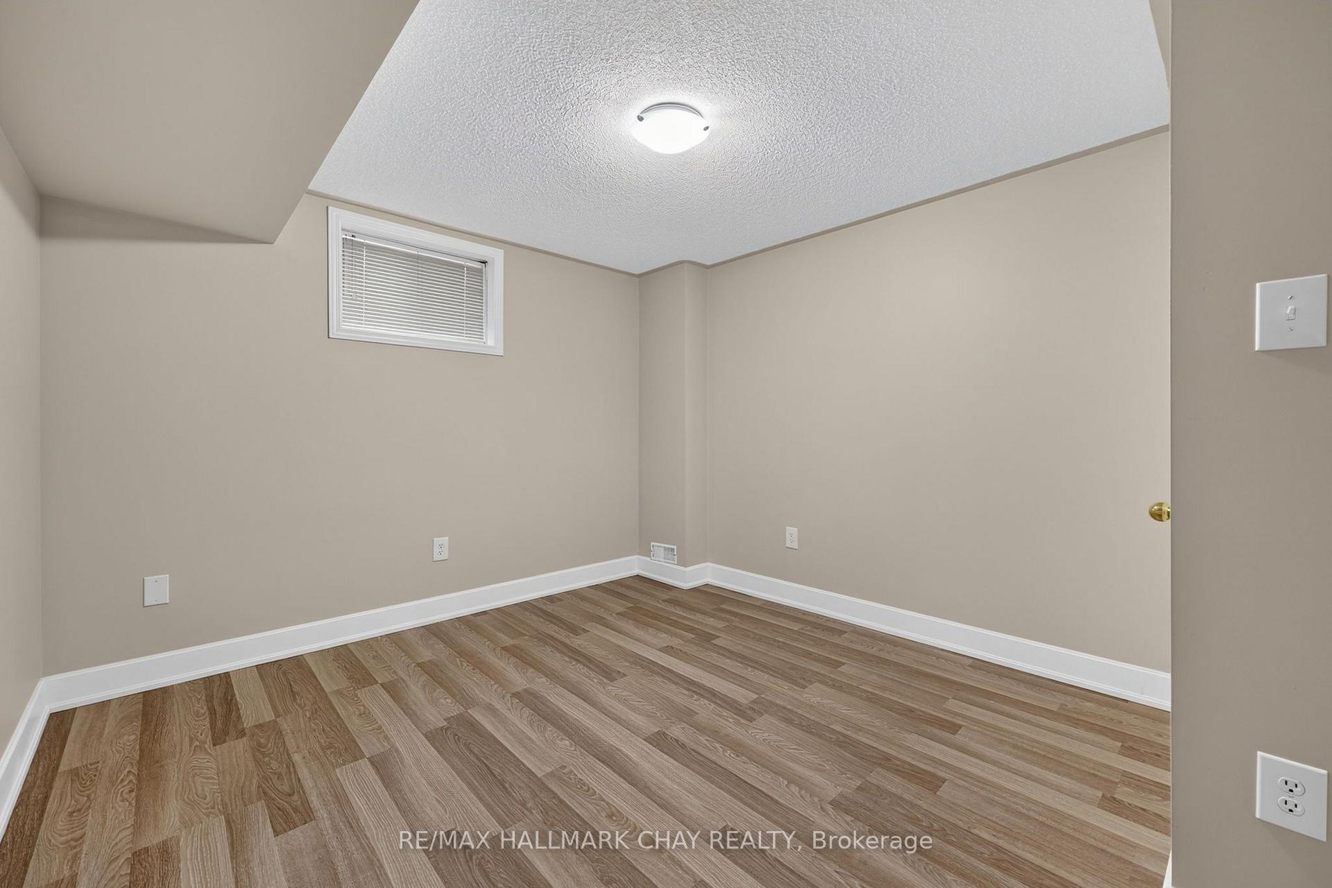 Photo 19 of 39 Hanmer Street E, Barrie, East Bayfield — HOMEH