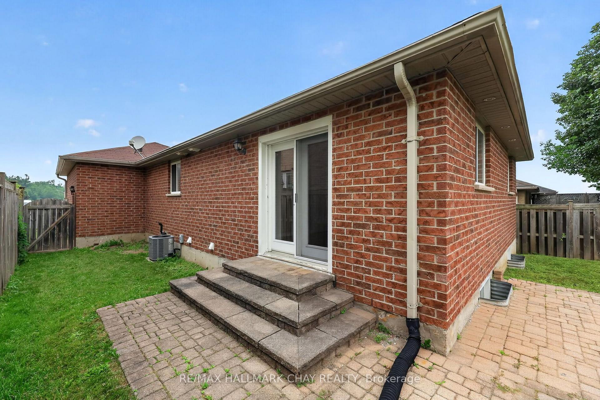 Photo 20 of 39 Hanmer Street E, Barrie, East Bayfield — HOMEH