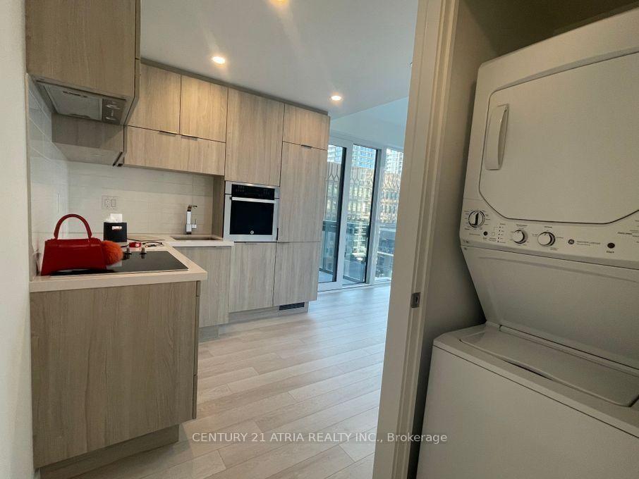 Photo 3 of Unit 608, 39 Roehampton Avenue, Toronto, Mount Pleasant West — HOMEH