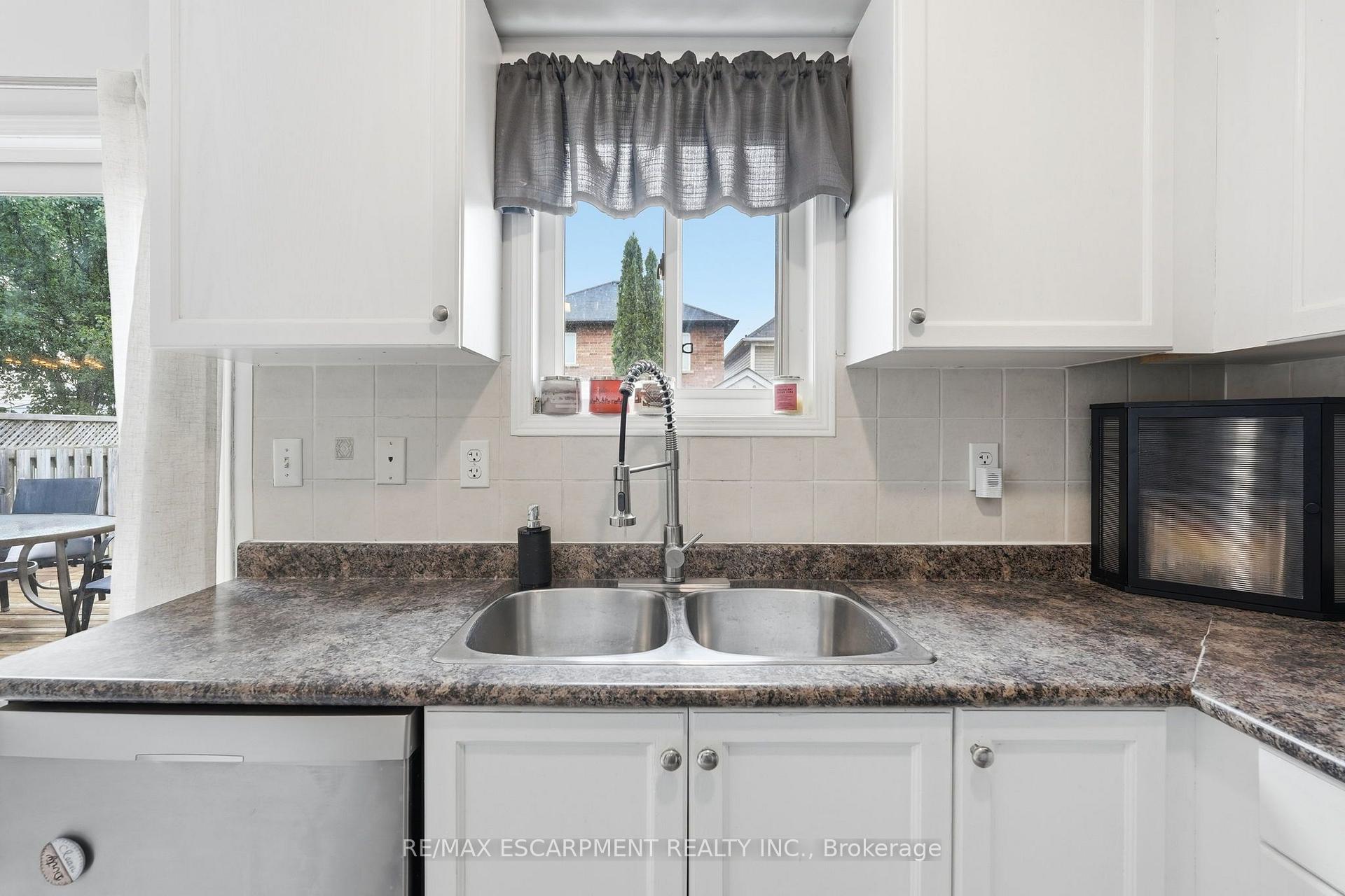 Photo 11 of 141 Cleghorn Drive, Hamilton, Binbrook — HOMEH