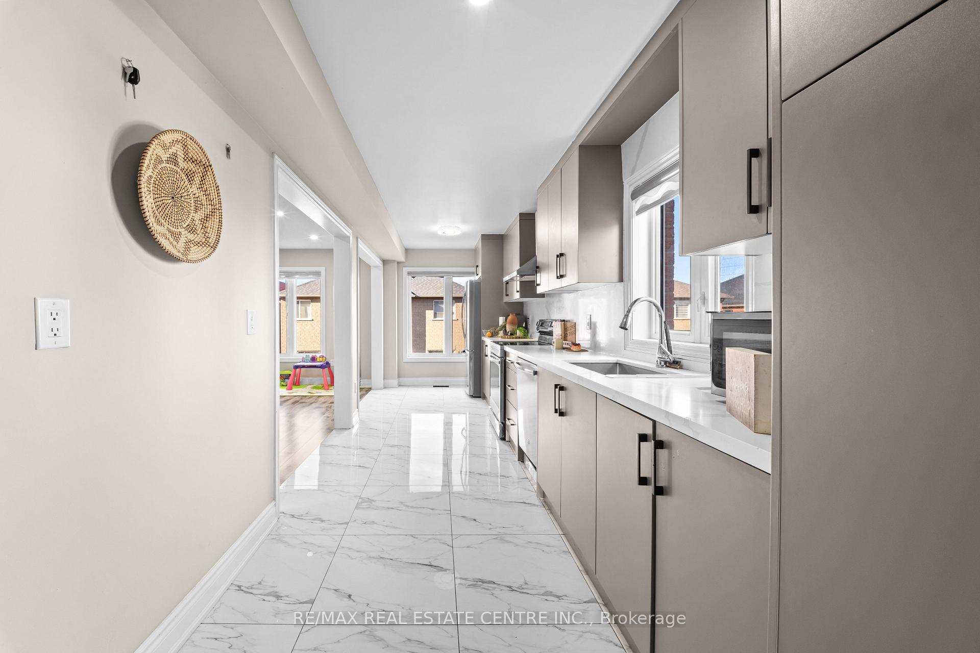 Photo 11 of 42 Domenico Crescent, Brampton, Bram East — HOMEH