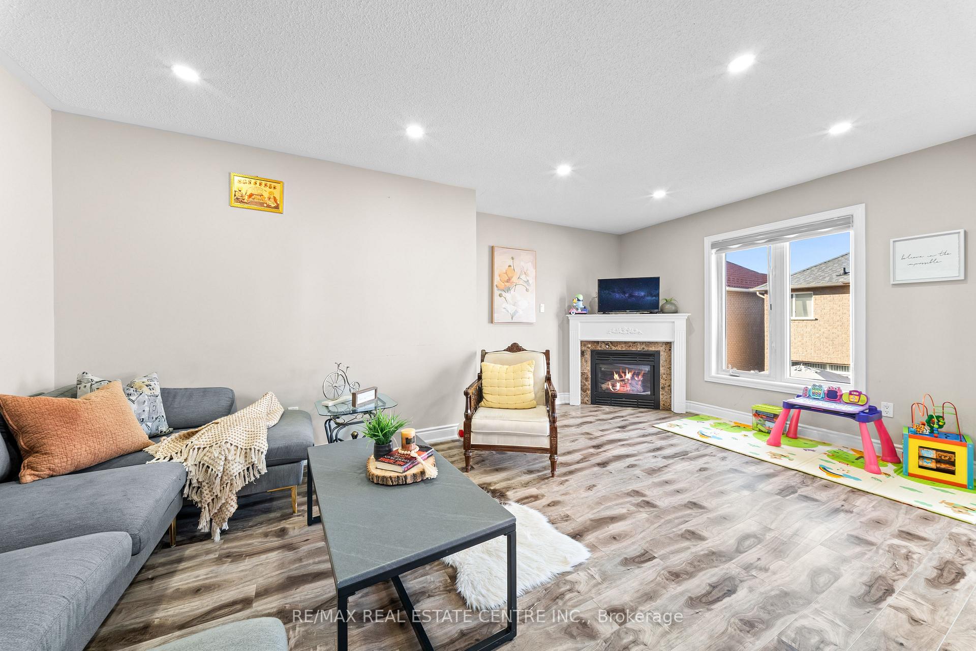 Photo 15 of 42 Domenico Crescent, Brampton, Bram East — HOMEH