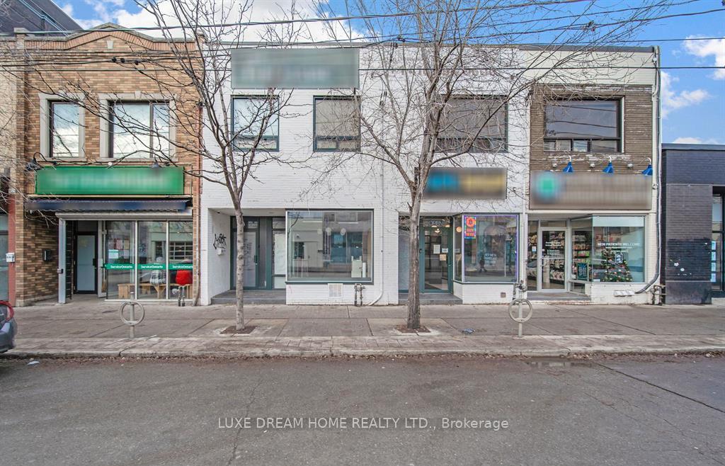 Front of 842 Dundas Street W