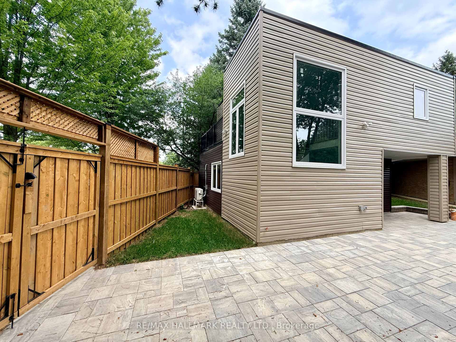 Photo 8 of 48R Bradgate Road, North York, Banbury-Don Mills — HOMEH