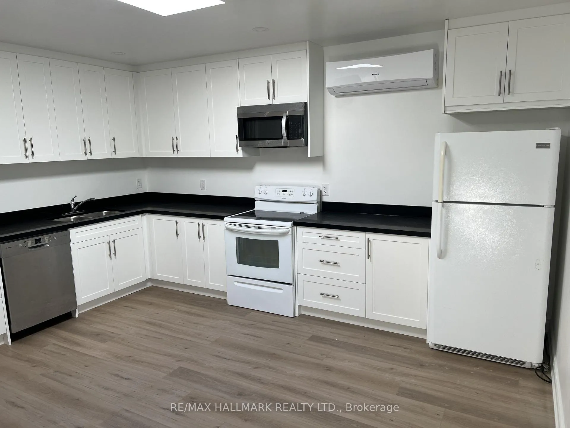 Photo 4 of 48R Bradgate Road, North York, Banbury-Don Mills — HOMEH