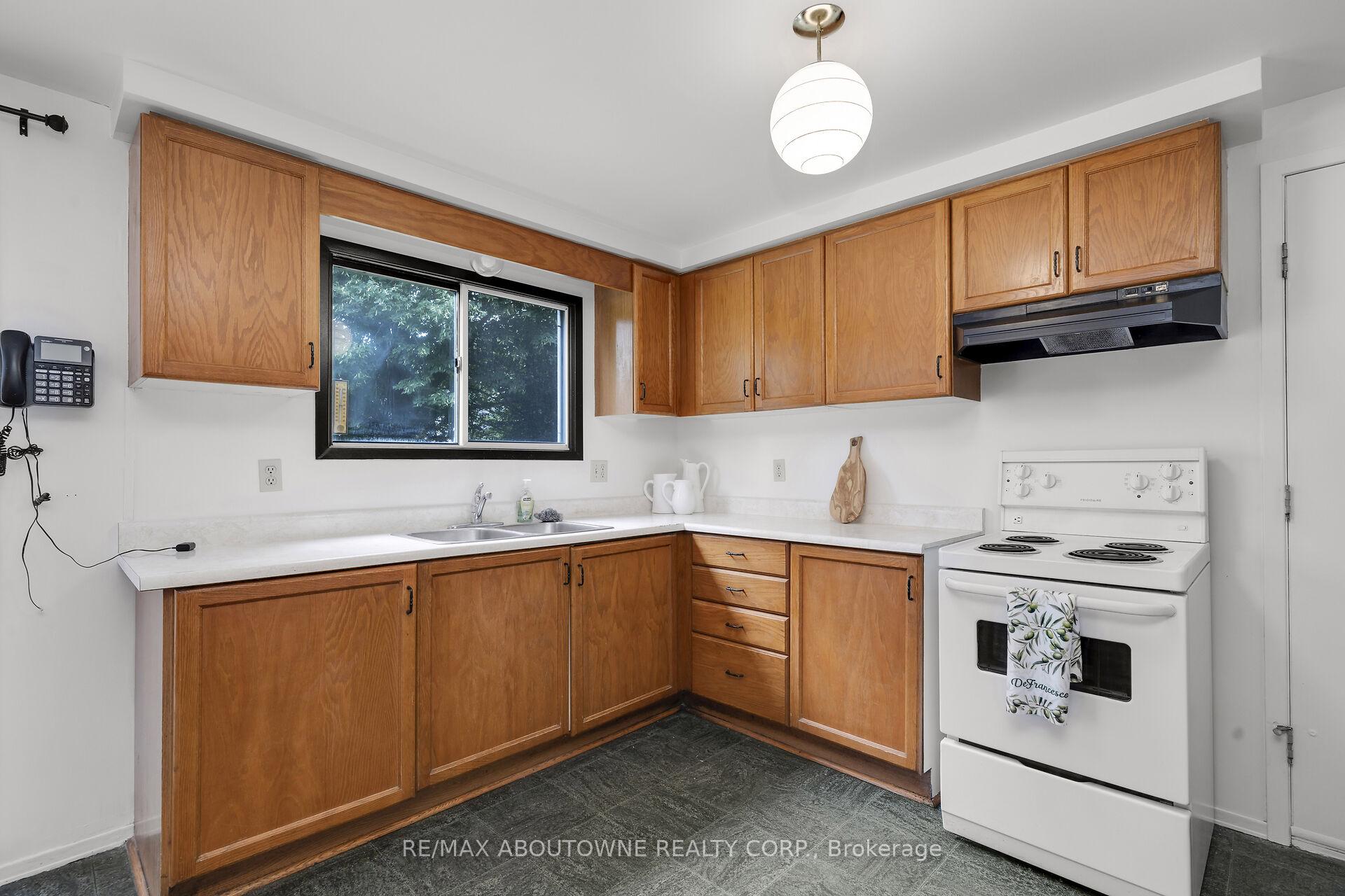 Photo 12 of 678 Edinburgh Road S, Guelph, Kortright West — HOMEH