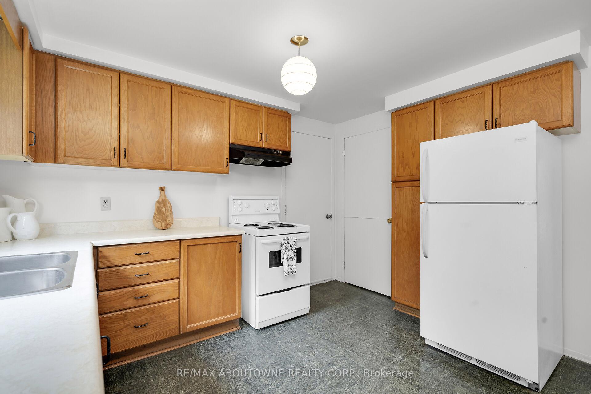 Photo 13 of 678 Edinburgh Road S, Guelph, Kortright West — HOMEH
