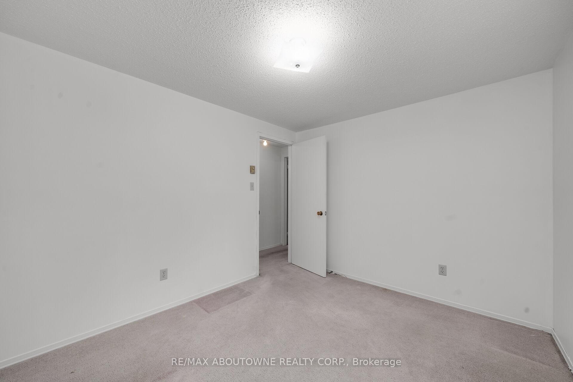 Photo 18 of 678 Edinburgh Road S, Guelph, Kortright West — HOMEH
