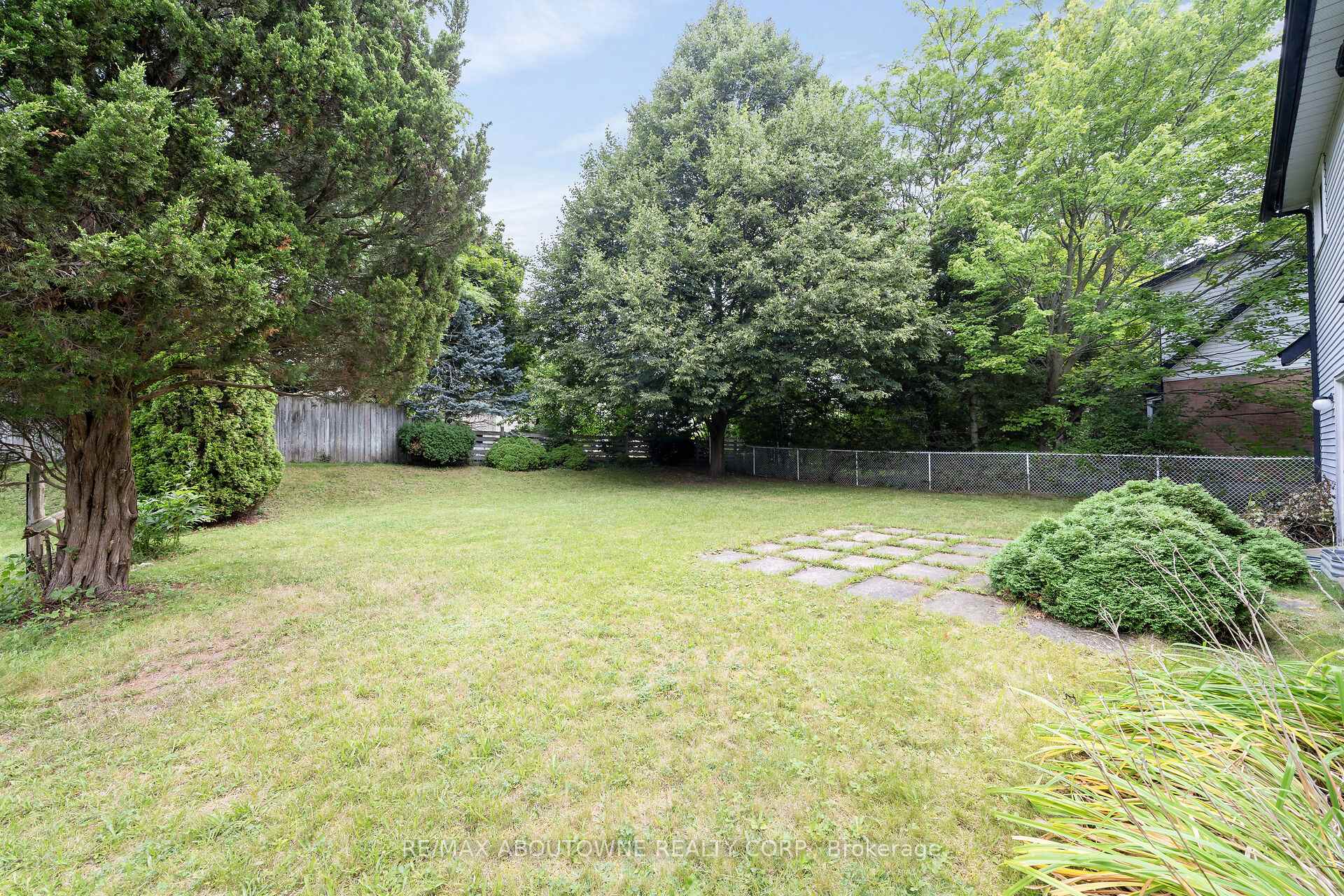 Photo 24 of 678 Edinburgh Road S, Guelph, Kortright West — HOMEH