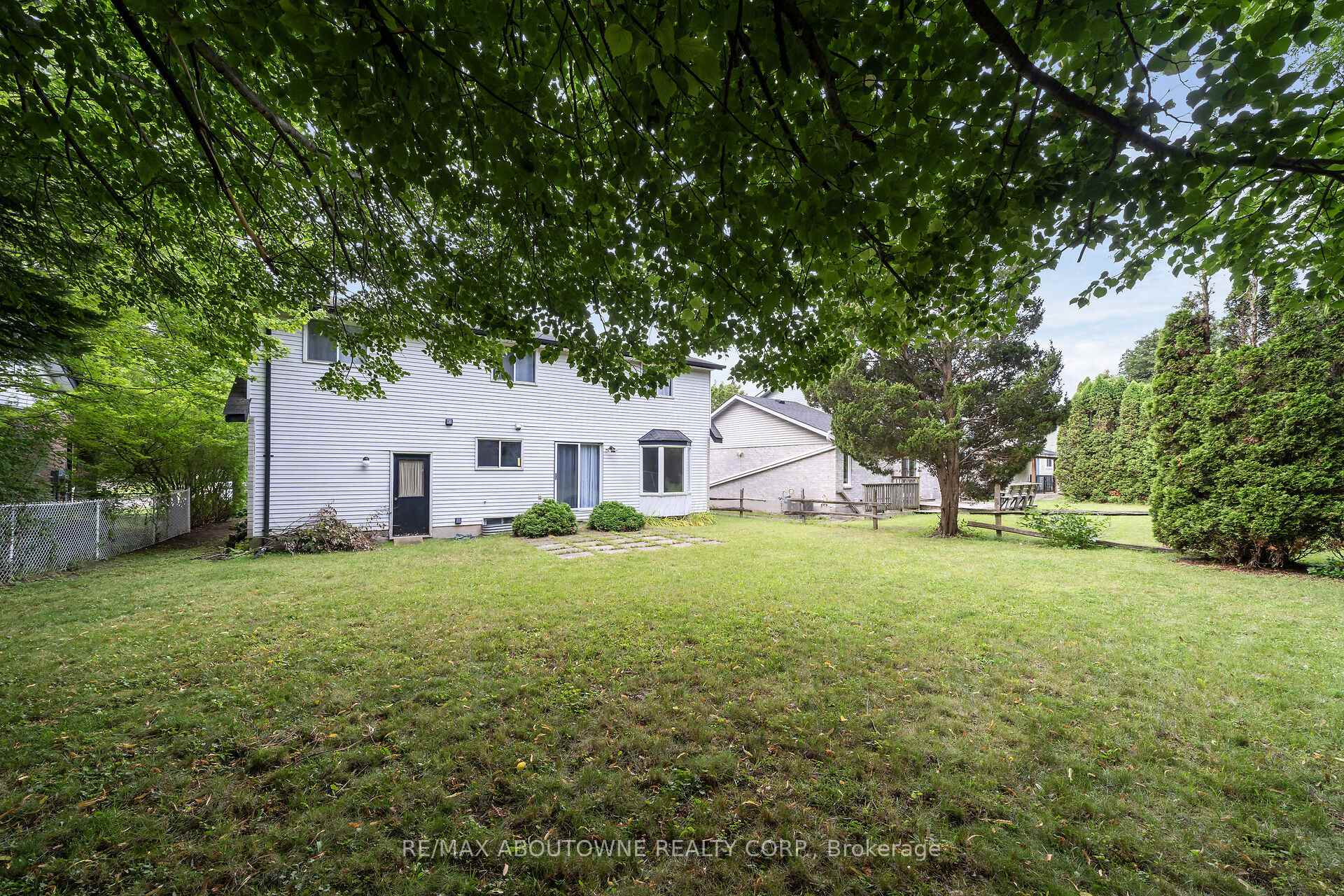 Photo 25 of 678 Edinburgh Road S, Guelph, Kortright West — HOMEH