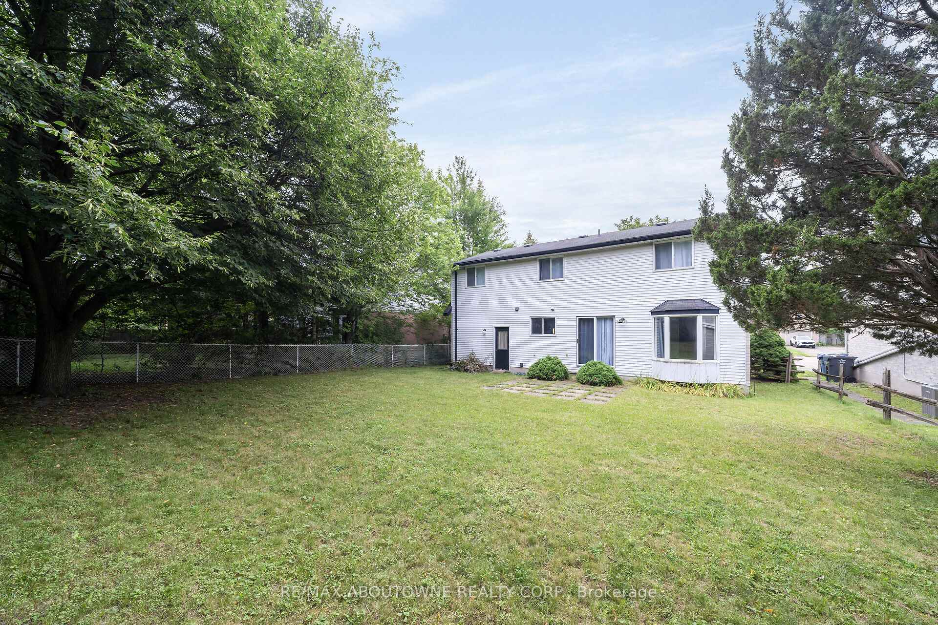 Photo 26 of 678 Edinburgh Road S, Guelph, Kortright West — HOMEH