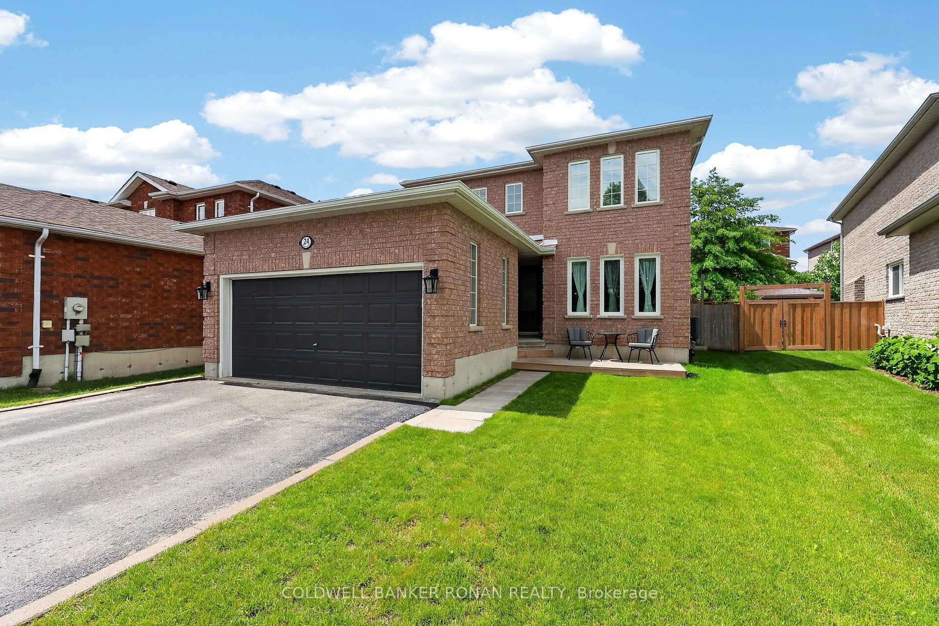 Photo 2 of 24 Ryan Court, Barrie, Little Lake — HOMEH