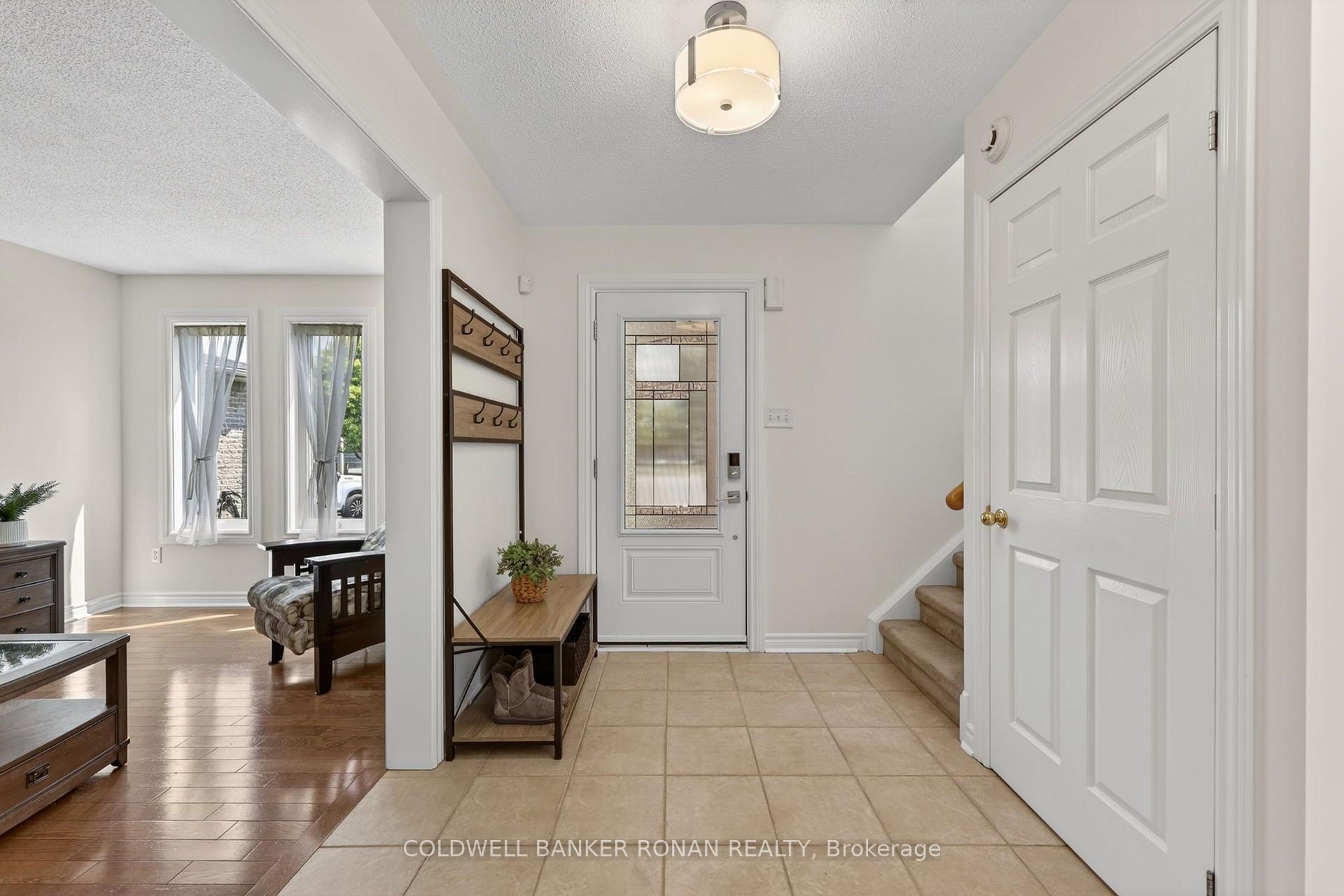 Photo 5 of 24 Ryan Court, Barrie, Little Lake — HOMEH