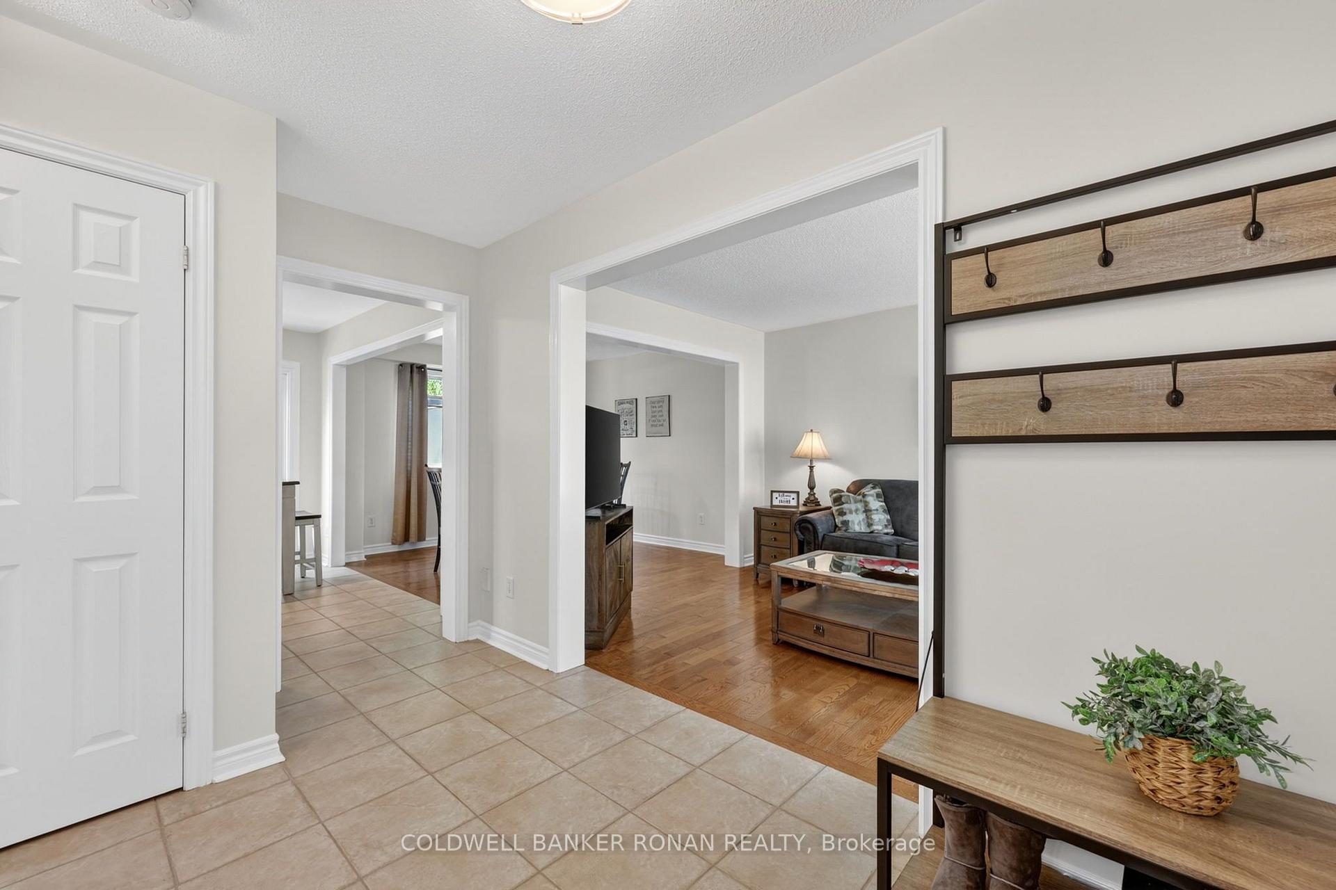 Photo 6 of 24 Ryan Court, Barrie, Little Lake — HOMEH