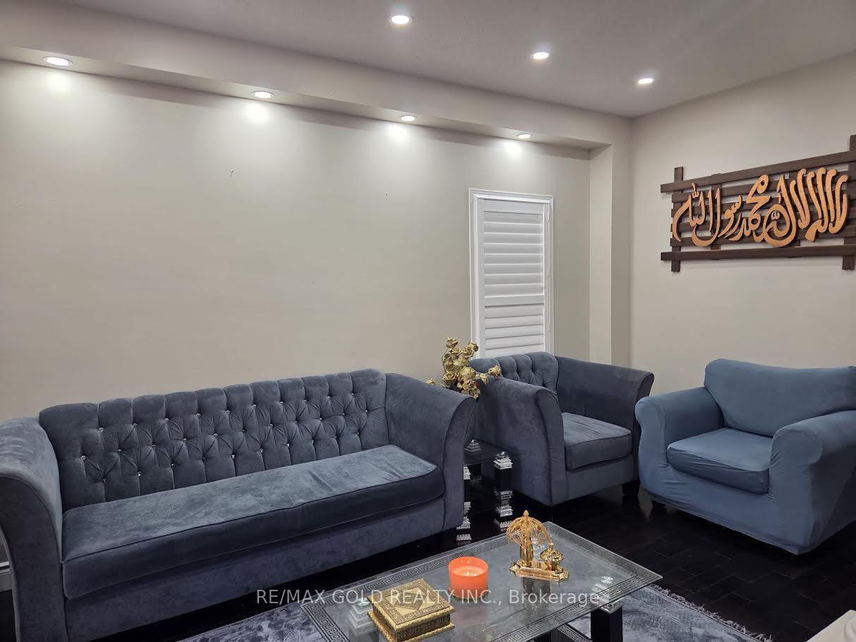 Photo 3 of 69 Personna Circle, Brampton, Credit Valley — HOMEH