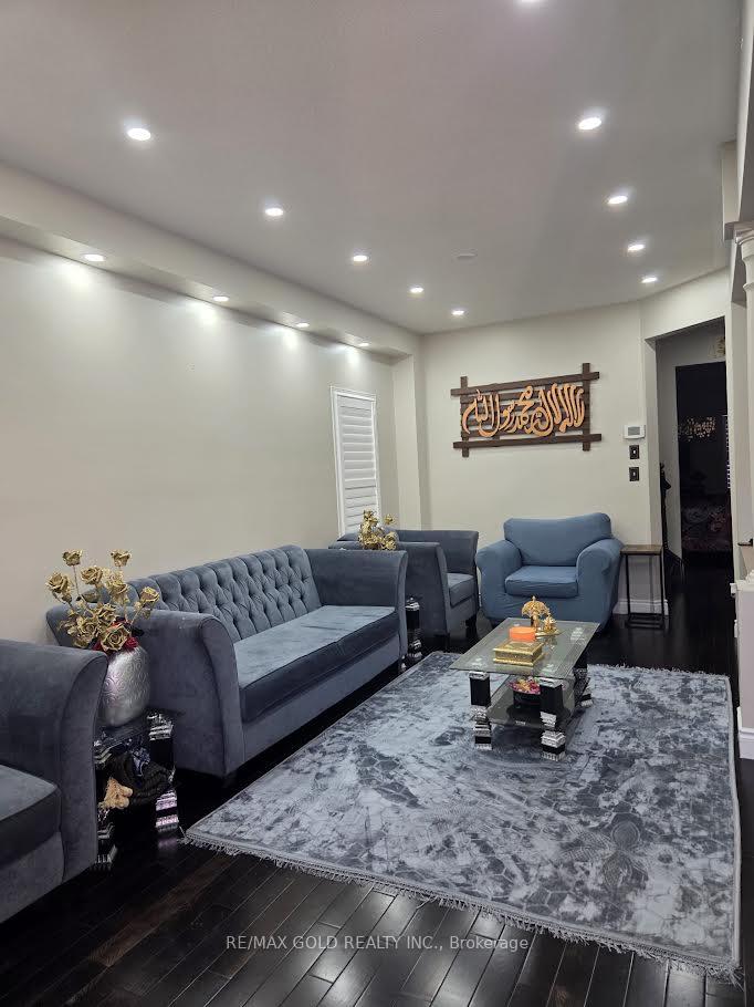 Photo 4 of 69 Personna Circle, Brampton, Credit Valley — HOMEH