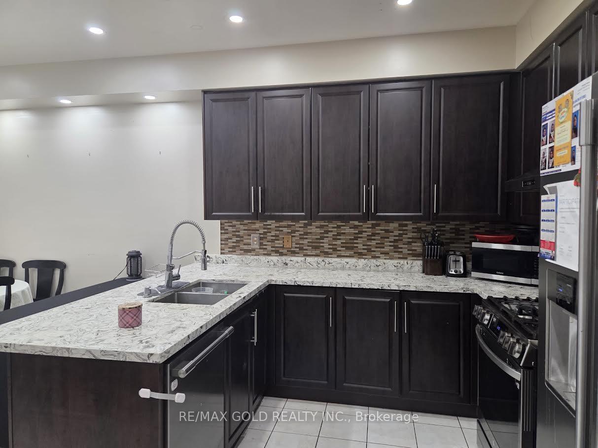 Photo 8 of 69 Personna Circle, Brampton, Credit Valley — HOMEH