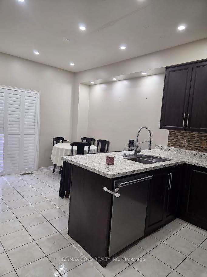 Photo 9 of 69 Personna Circle, Brampton, Credit Valley — HOMEH