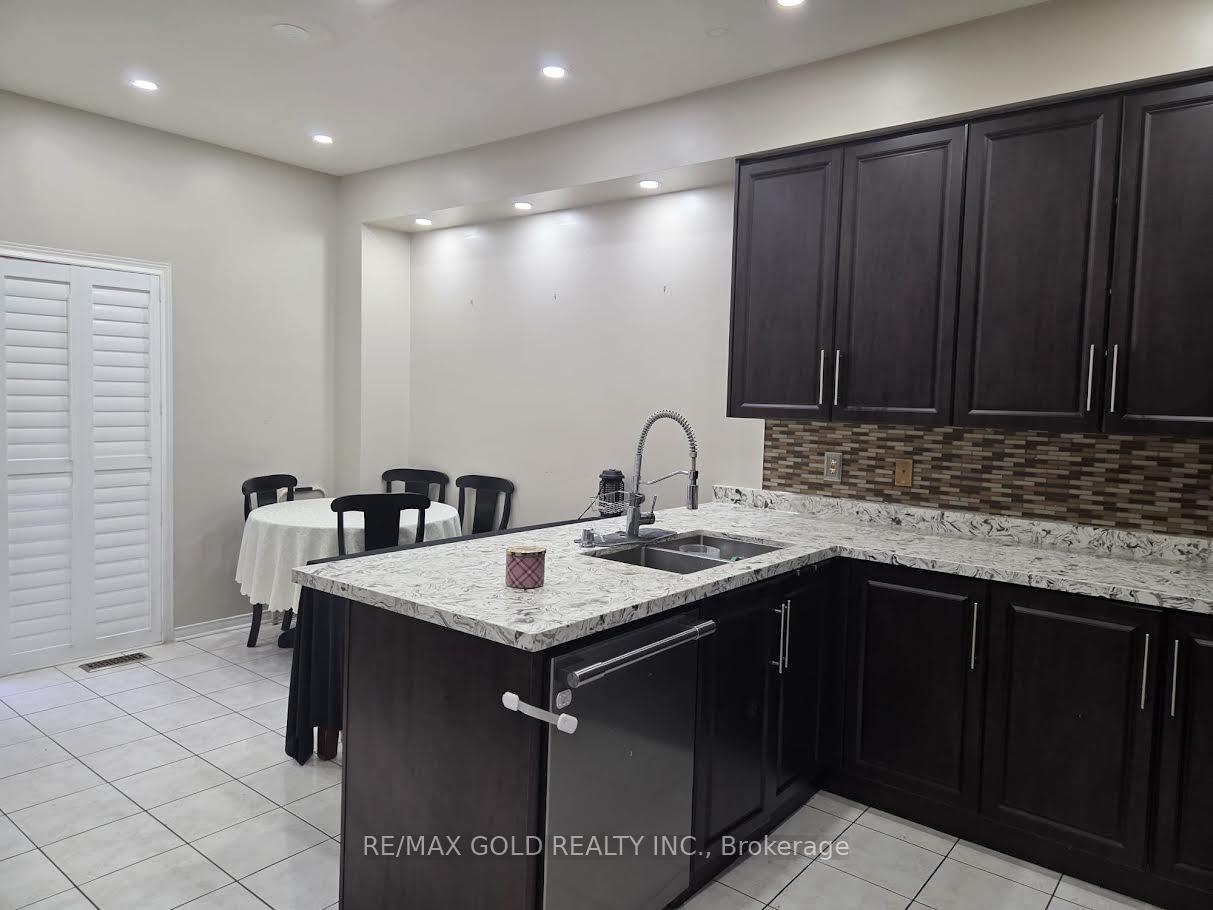 Photo 13 of 69 Personna Circle, Brampton, Credit Valley — HOMEH