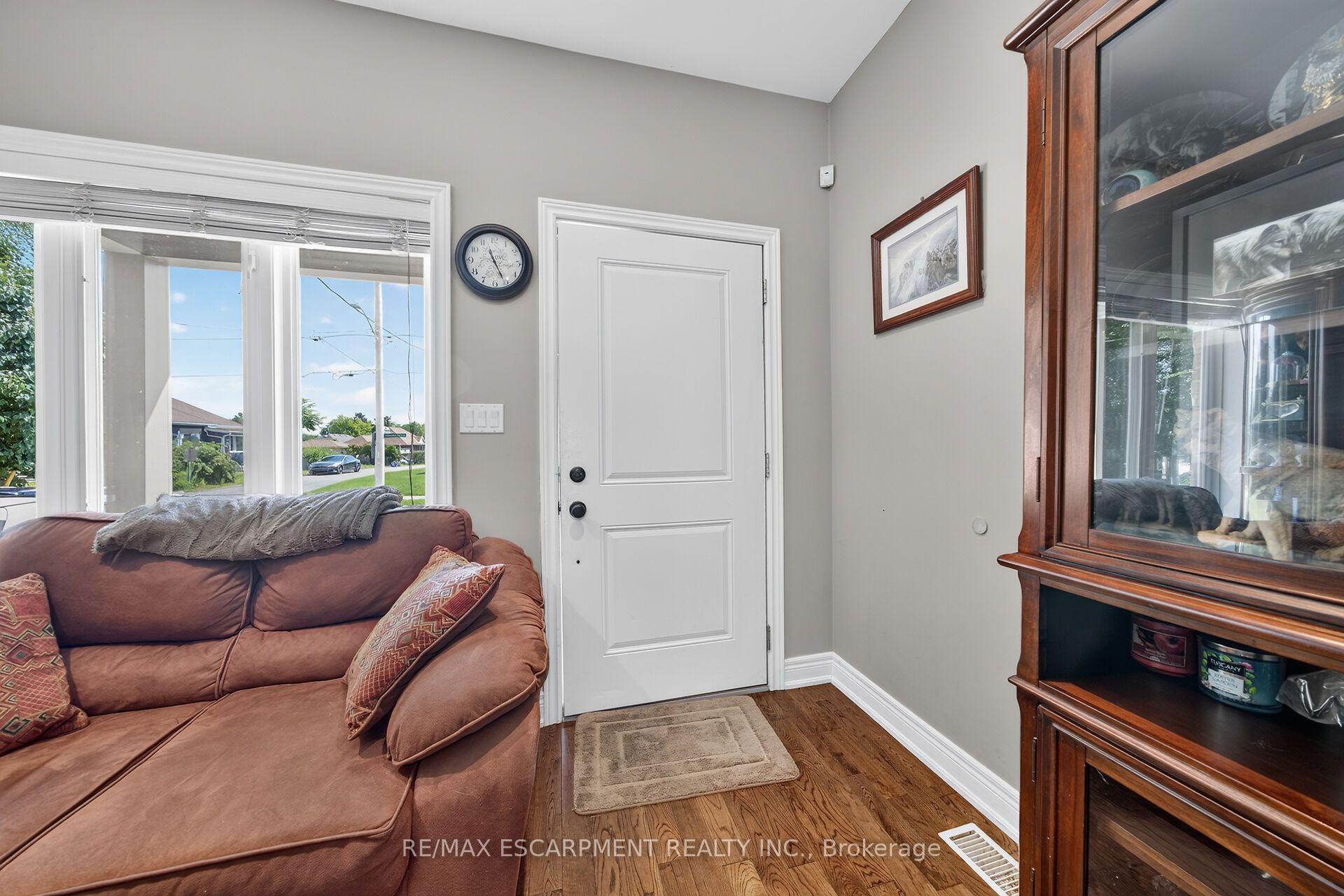 Photo 4 of 17 Grantham Avenue S, St. Catharines, E. Chester — HOMEH