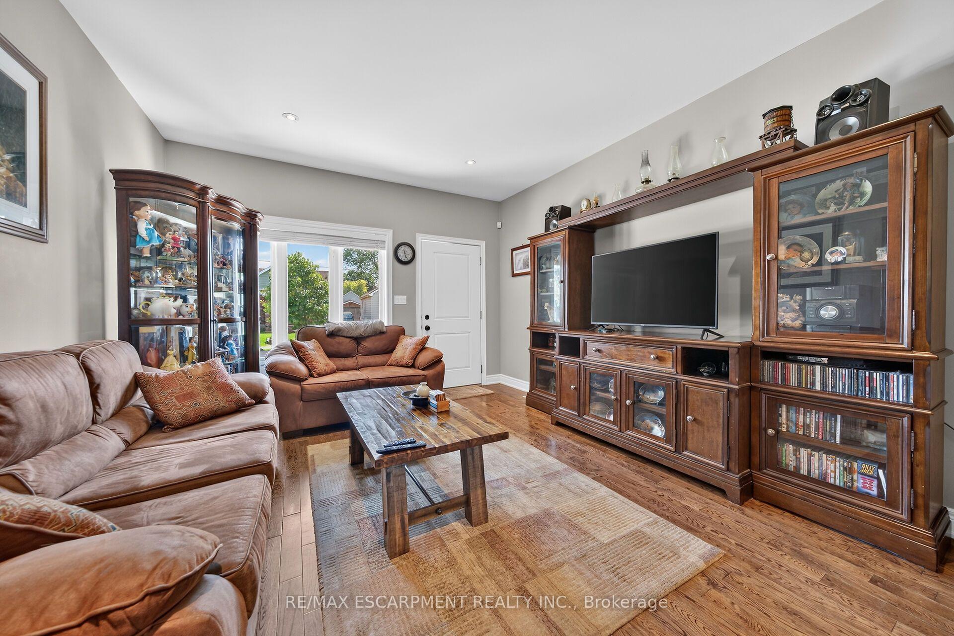 Photo 6 of 17 Grantham Avenue S, St. Catharines, E. Chester — HOMEH
