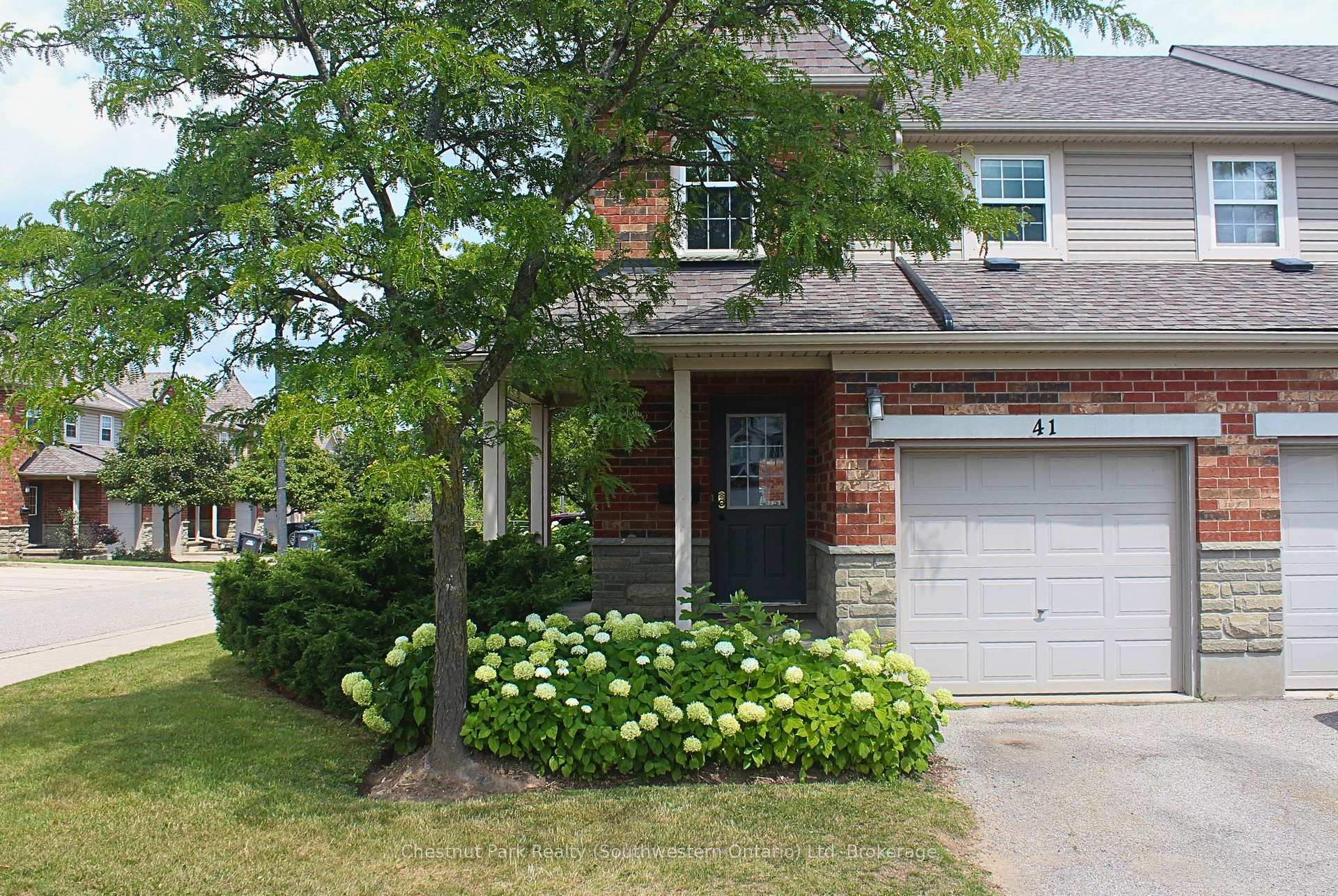 Photo 2 of 124 Gosling Gardens, Guelph, Clairfields/Hanlon Business Park — HOMEH