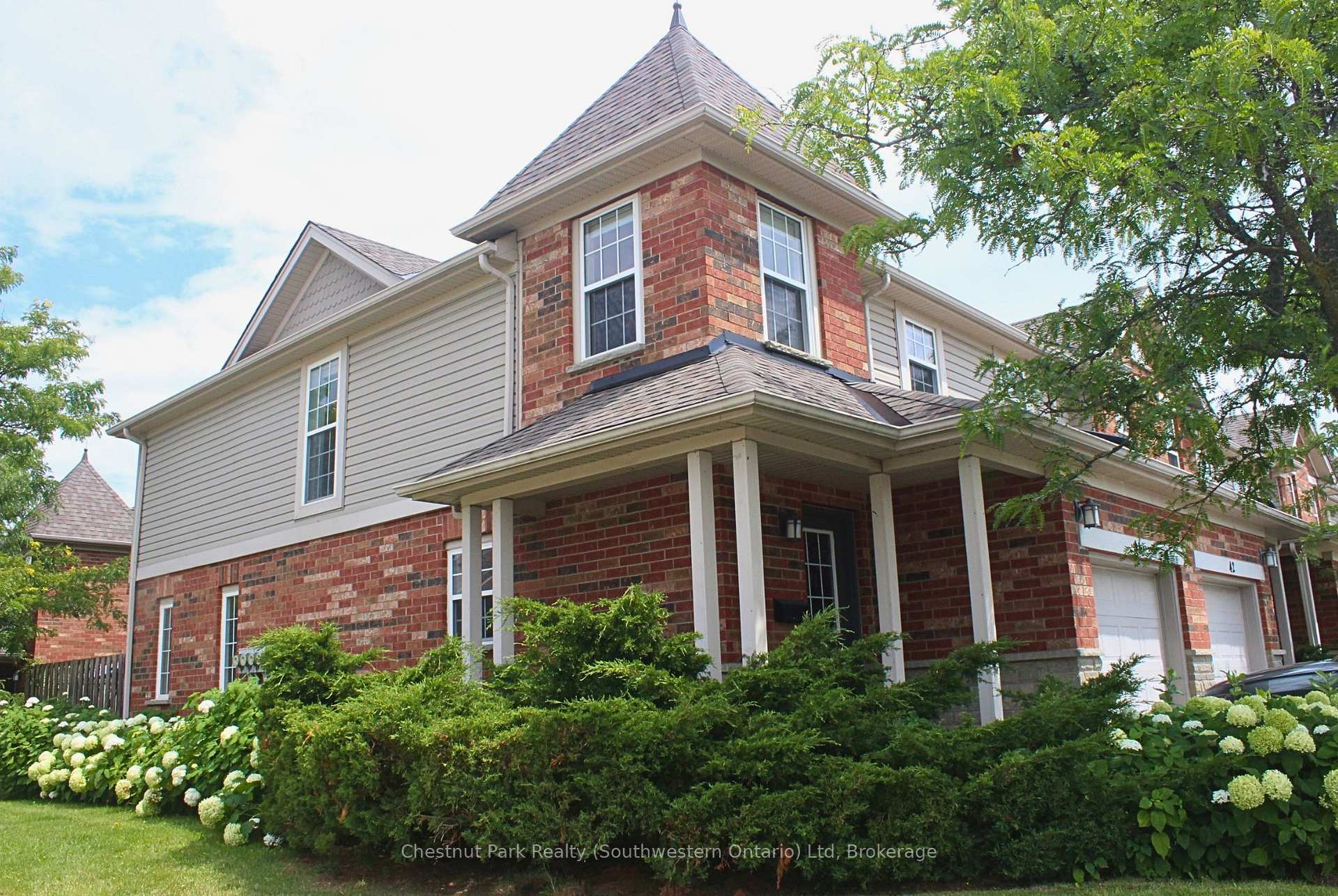 Photo 3 of 124 Gosling Gardens, Guelph, Clairfields/Hanlon Business Park — HOMEH