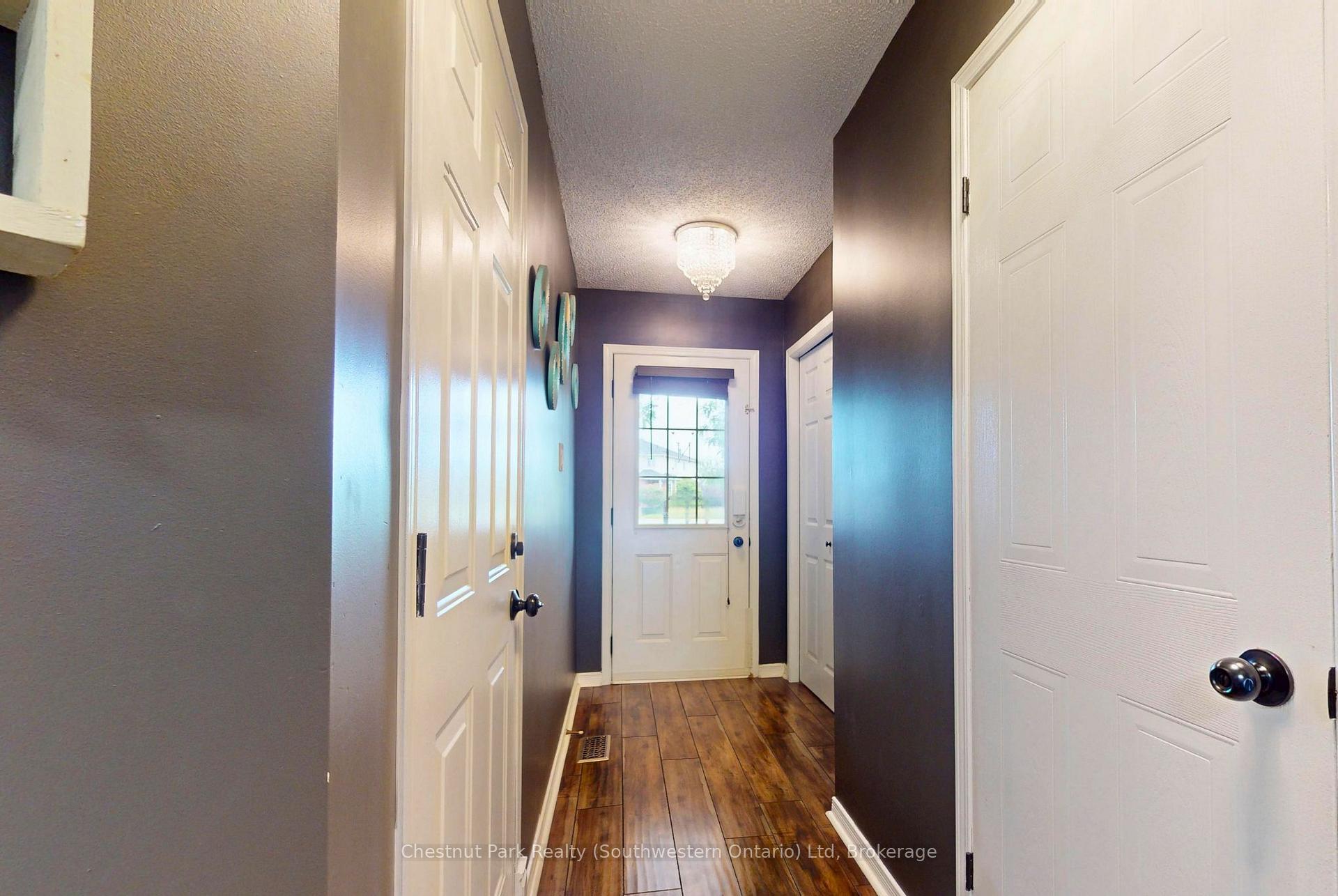 Photo 4 of 124 Gosling Gardens, Guelph, Clairfields/Hanlon Business Park — HOMEH