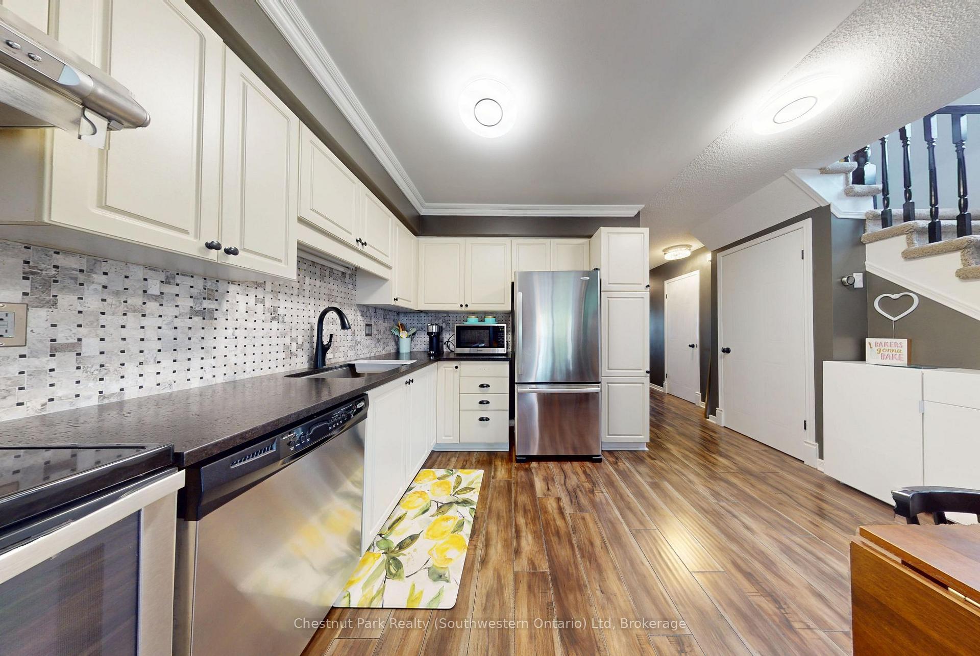 Photo 6 of 124 Gosling Gardens, Guelph, Clairfields/Hanlon Business Park — HOMEH