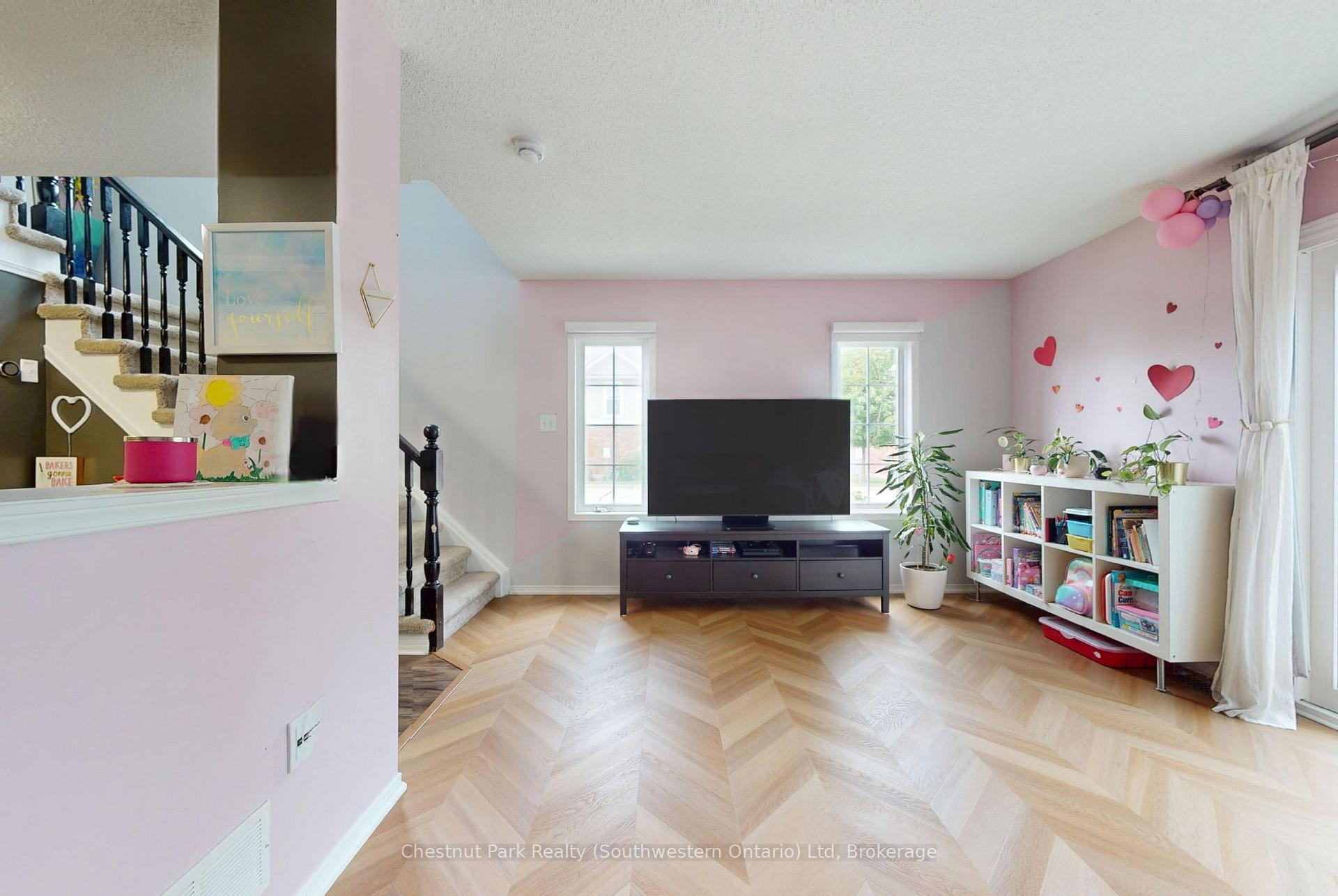 Photo 9 of 124 Gosling Gardens, Guelph, Clairfields/Hanlon Business Park — HOMEH