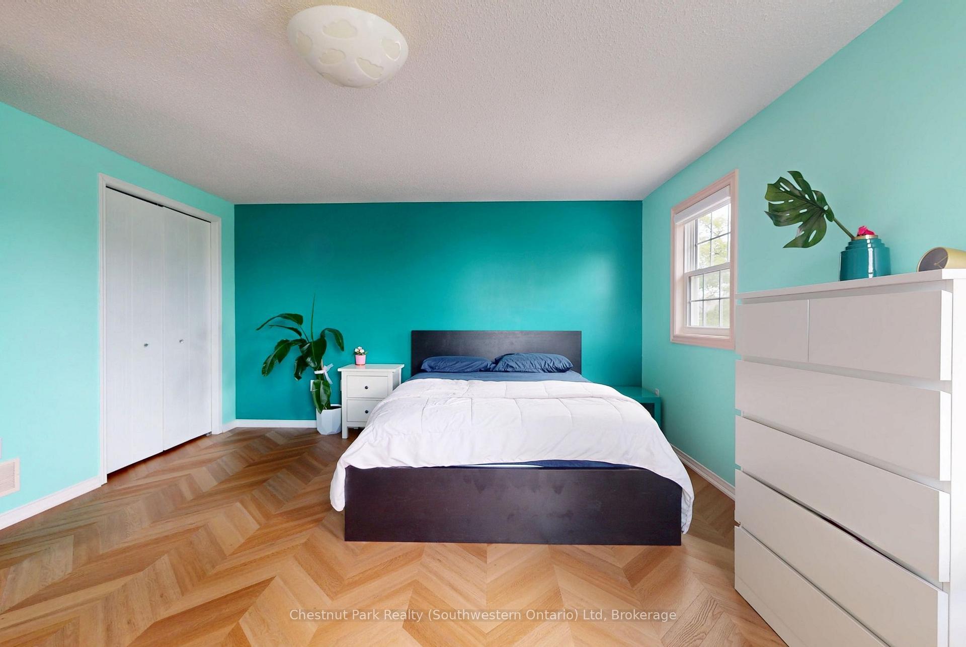 Photo 11 of 124 Gosling Gardens, Guelph, Clairfields/Hanlon Business Park — HOMEH