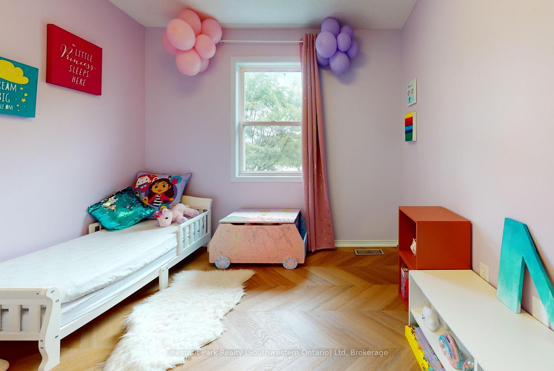 Photo 14 of 124 Gosling Gardens, Guelph, Clairfields/Hanlon Business Park — HOMEH