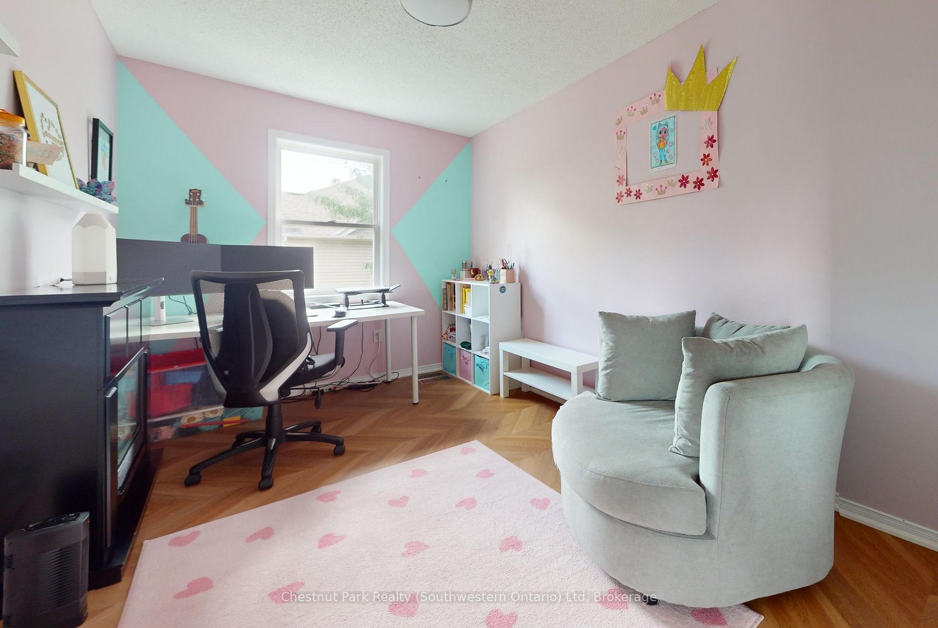 Photo 16 of 124 Gosling Gardens, Guelph, Clairfields/Hanlon Business Park — HOMEH