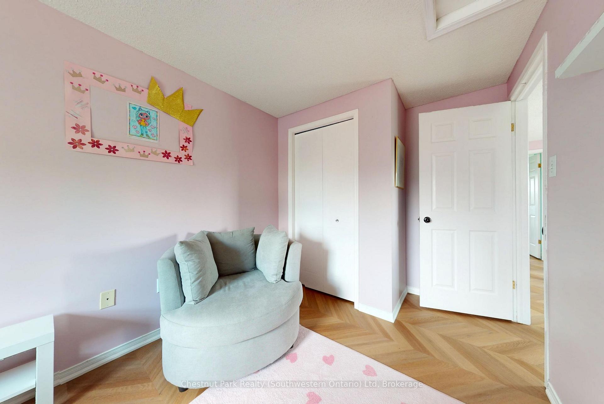 Photo 17 of 124 Gosling Gardens, Guelph, Clairfields/Hanlon Business Park — HOMEH