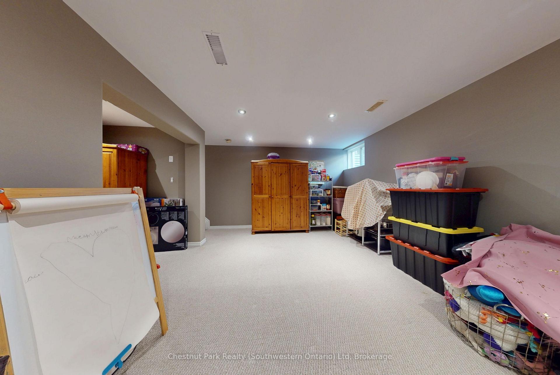 Photo 18 of 124 Gosling Gardens, Guelph, Clairfields/Hanlon Business Park — HOMEH