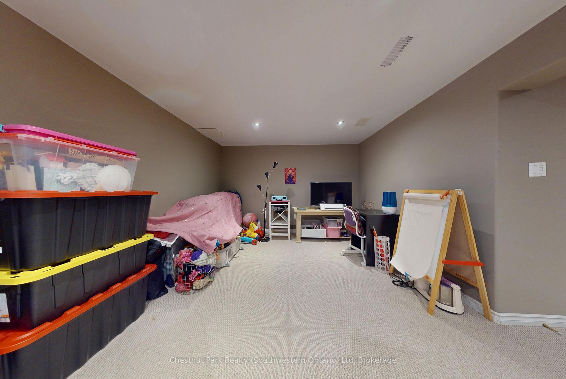 Photo 20 of 124 Gosling Gardens, Guelph, Clairfields/Hanlon Business Park — HOMEH