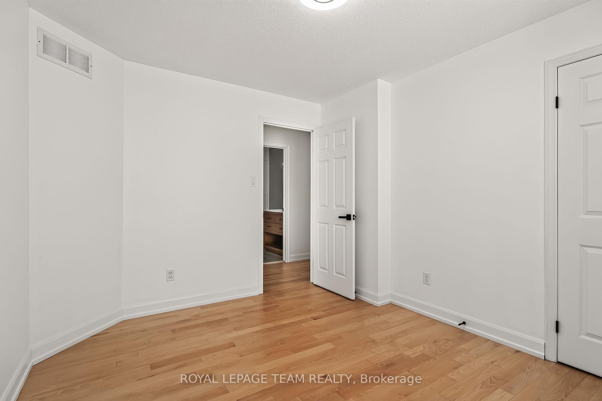 Photo 32 of 28 Borealis Crescent, Ottawa, Carson Meadows — HOMEH